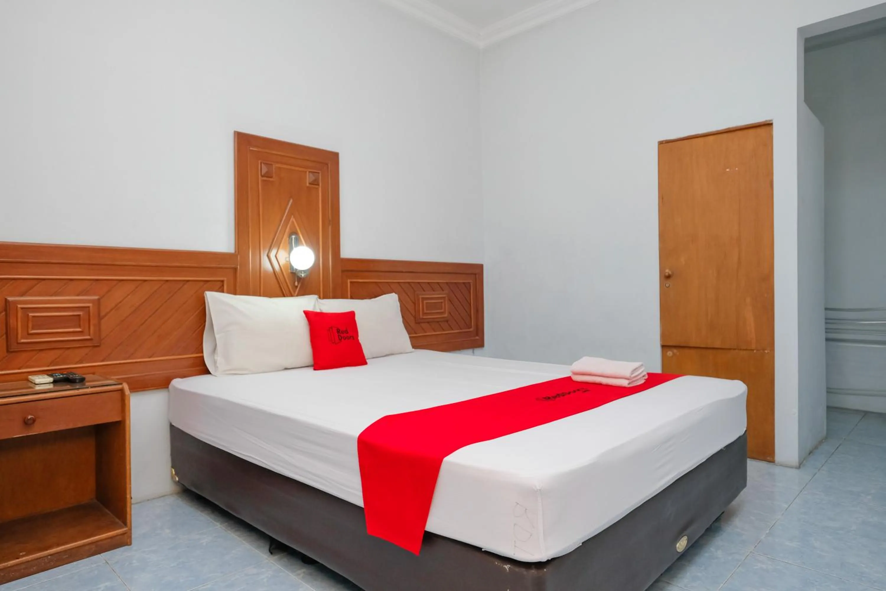Bedroom, Bed in RedDoorz Syariah At Jalan Menteri Supeno