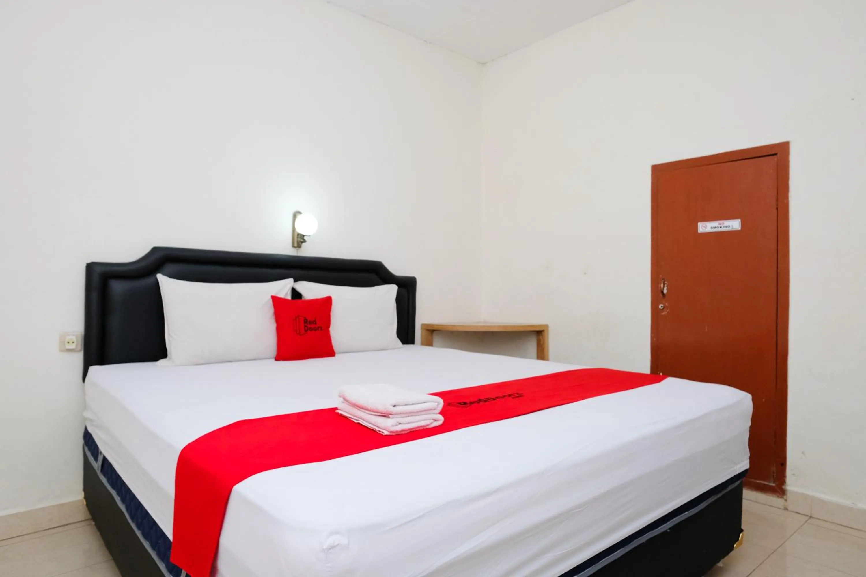 Bedroom, Bed in RedDoorz Syariah At Jalan Menteri Supeno