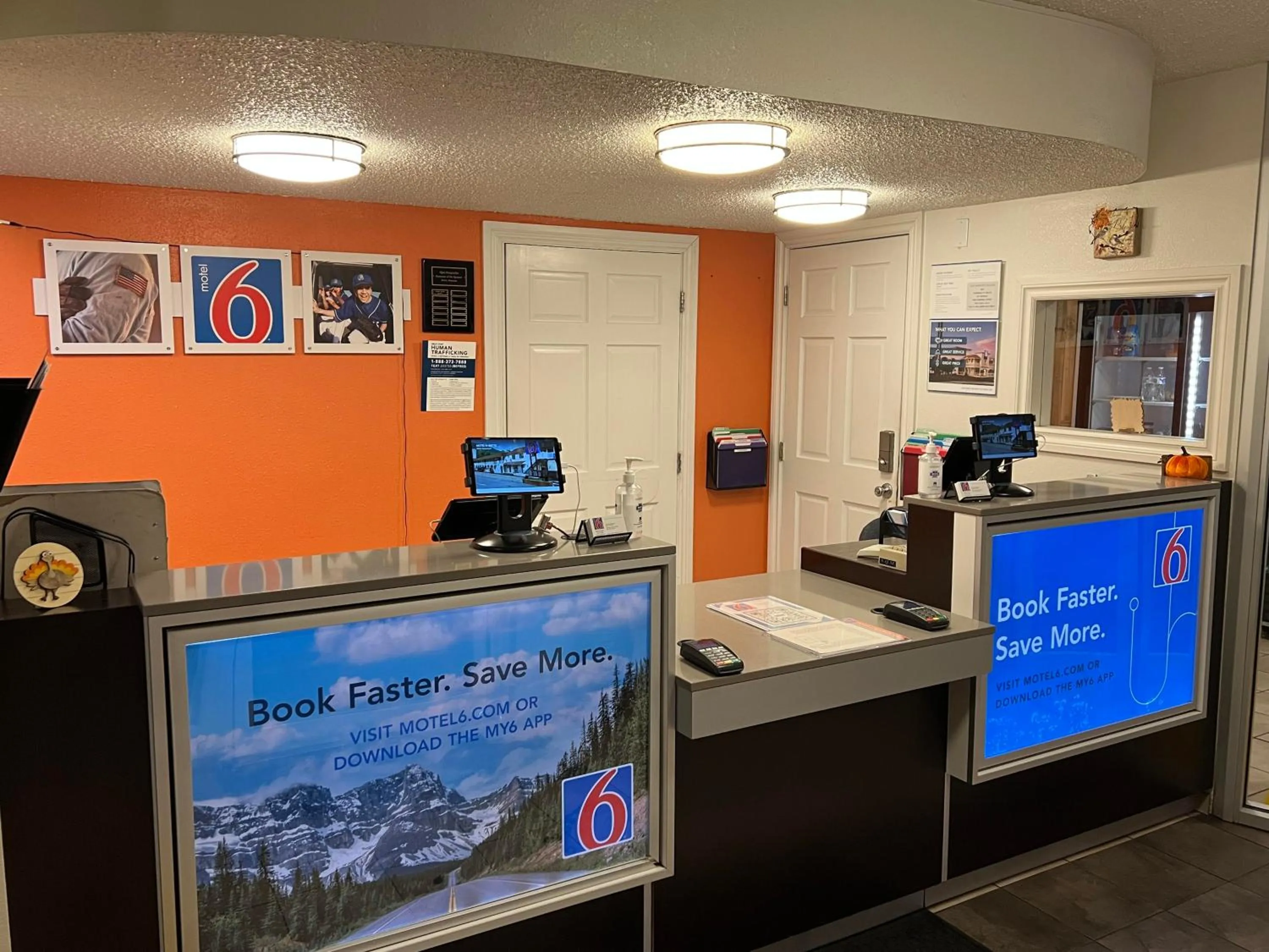 Lobby or reception in Motel 6-Butte, MT - Historic City Center