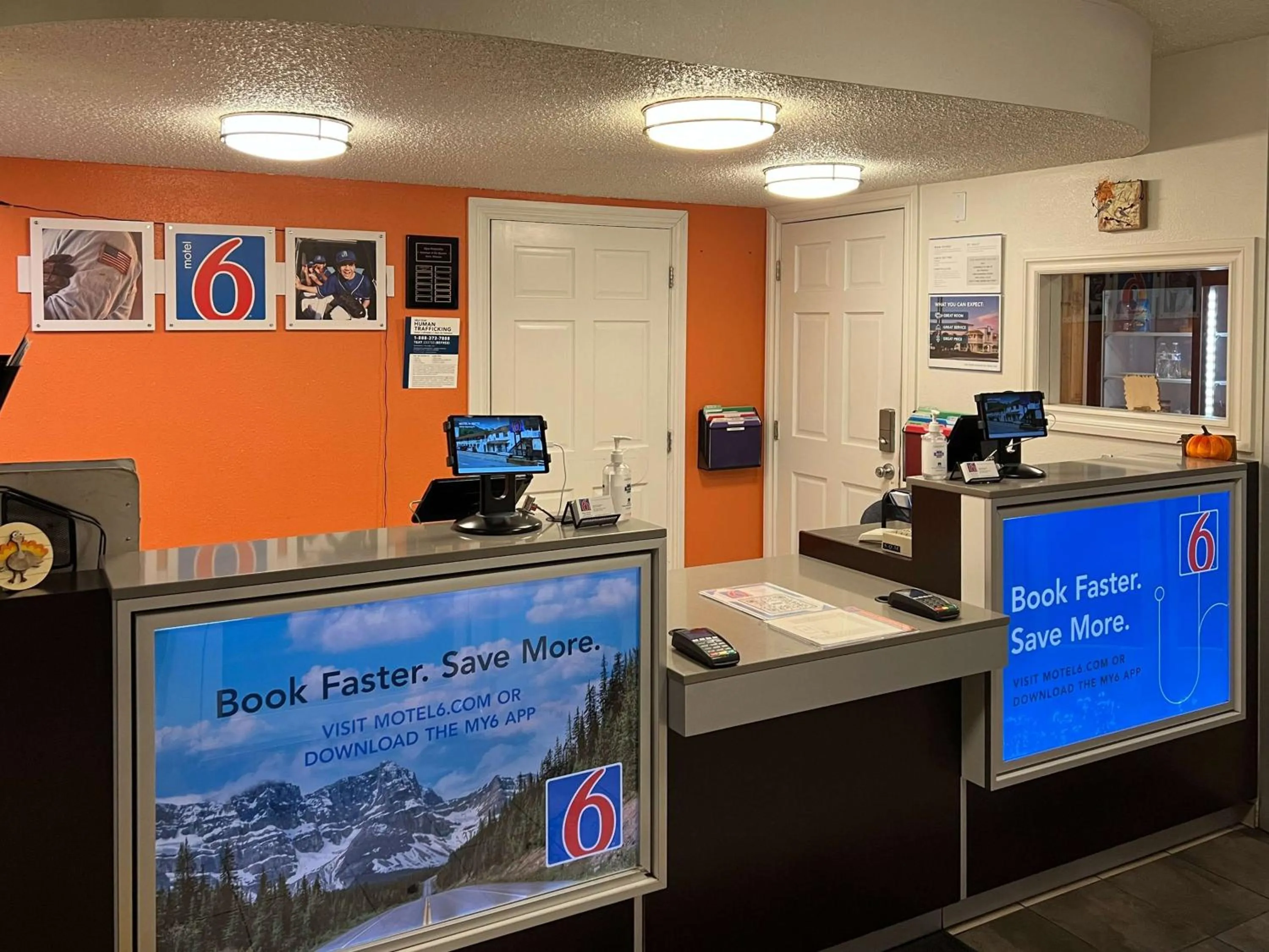 Lobby or reception in Motel 6-Butte, MT - Historic City Center