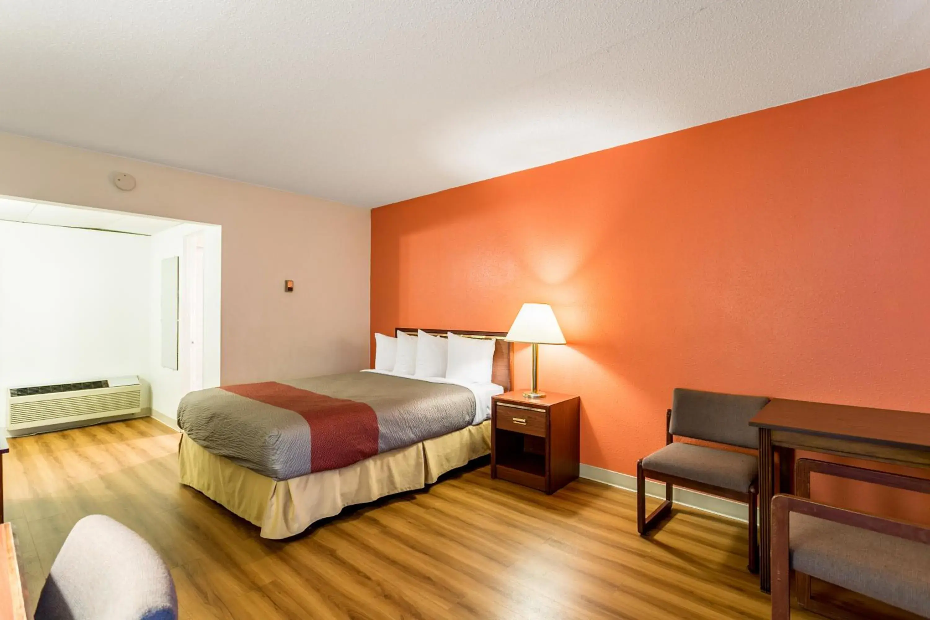 Queen Room - Non-Smoking in Motel 6-Butte, MT - Historic City Center Queen Room - Non-Smoking in Motel 6-Butte, MT - Historic City Center