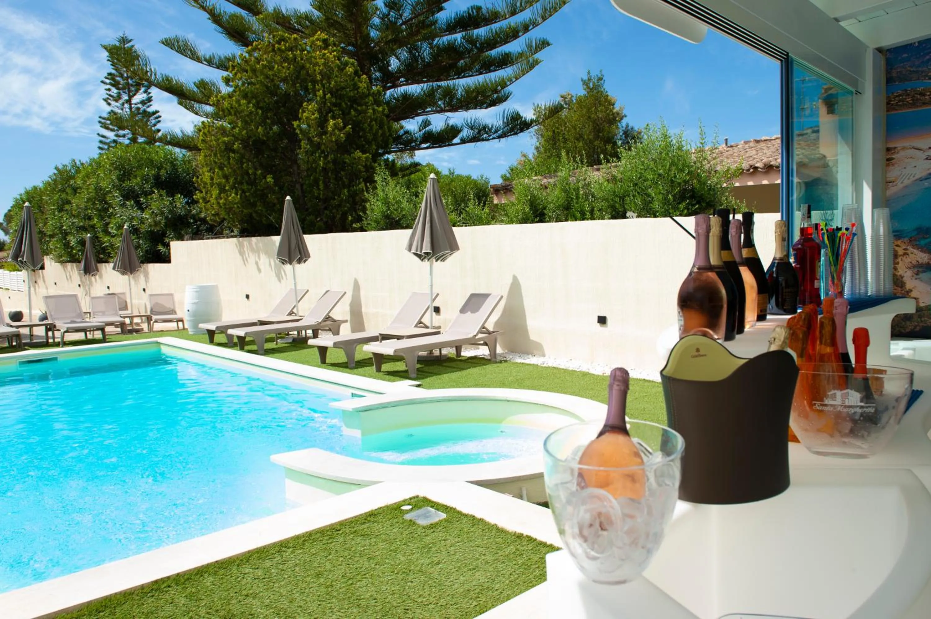 Swimming pool in Suimi's Hotel