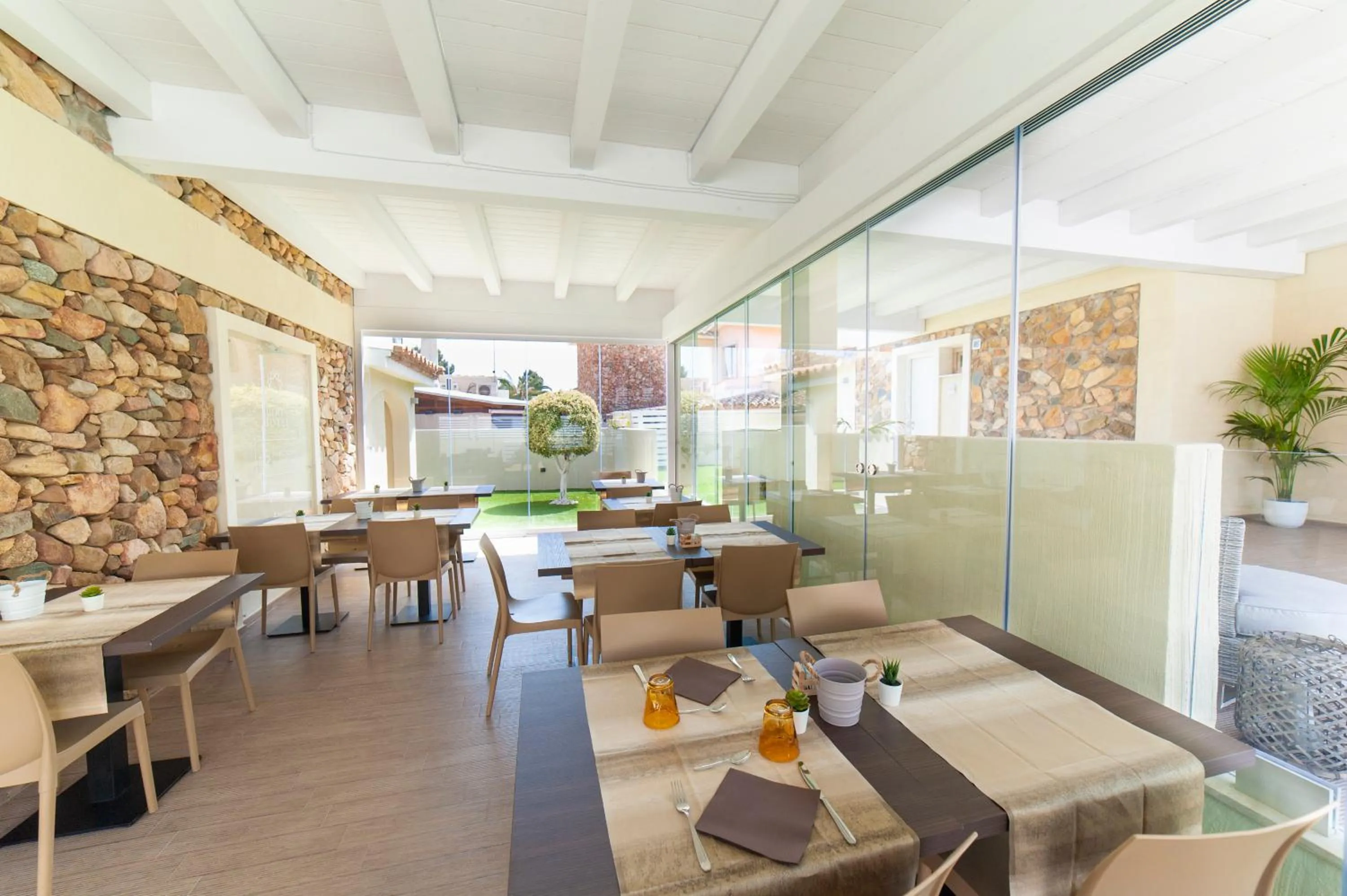 Restaurant/places to eat in Suimi's Hotel