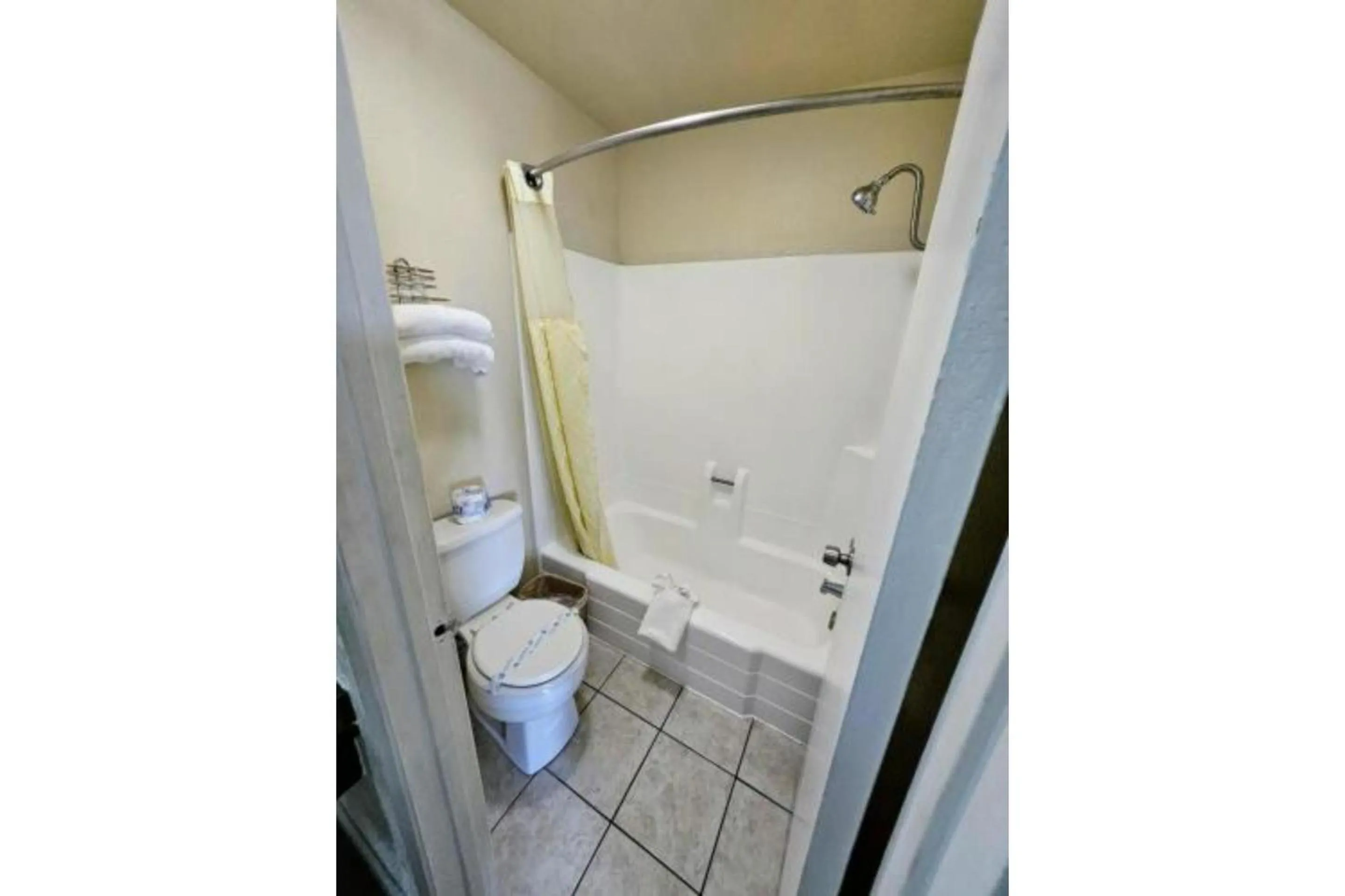 Bathroom in Hotel Ridgecrest An Extended Stay Studio