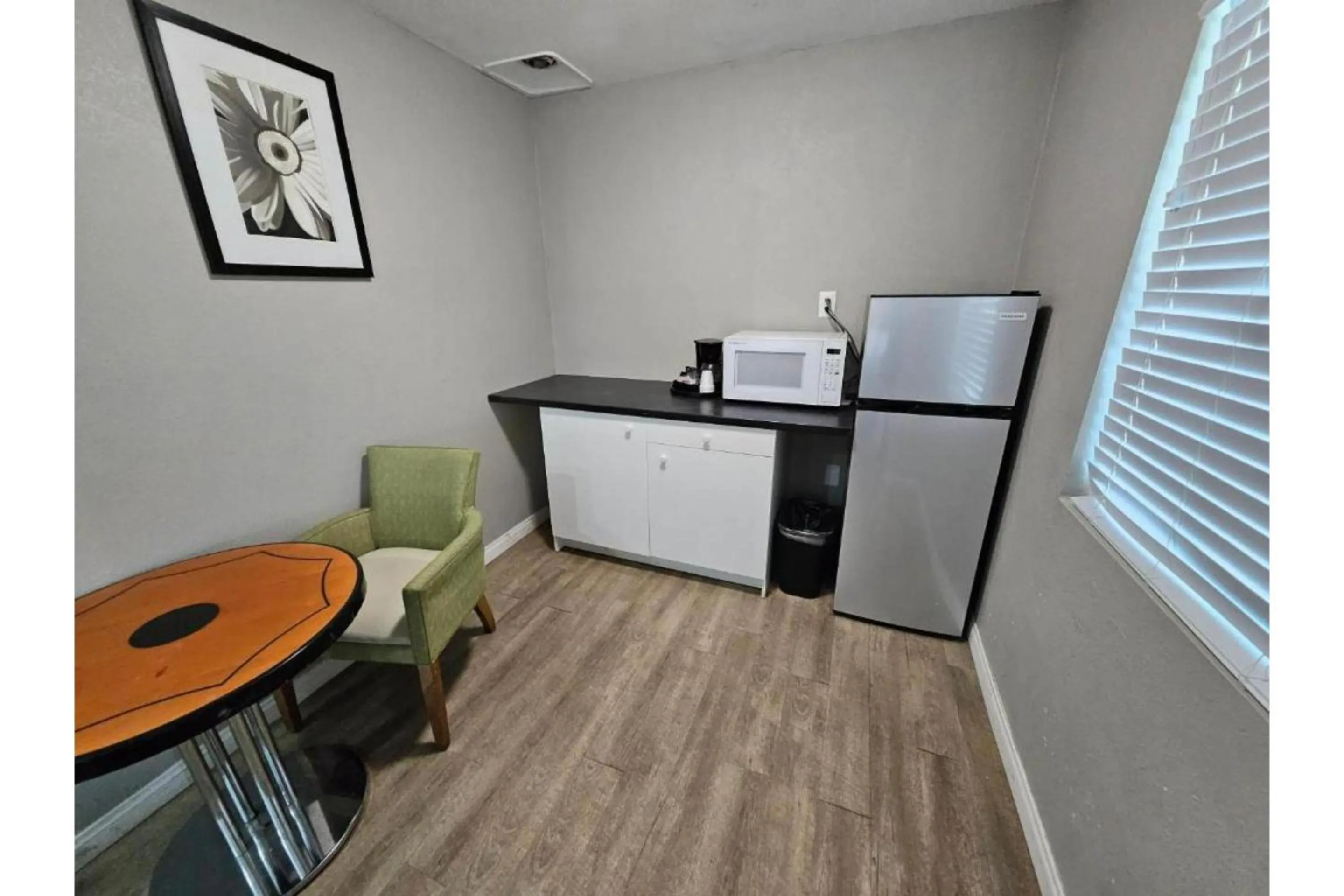 Kitchen or kitchenette in Hotel Ridgecrest An Extended Stay Studio