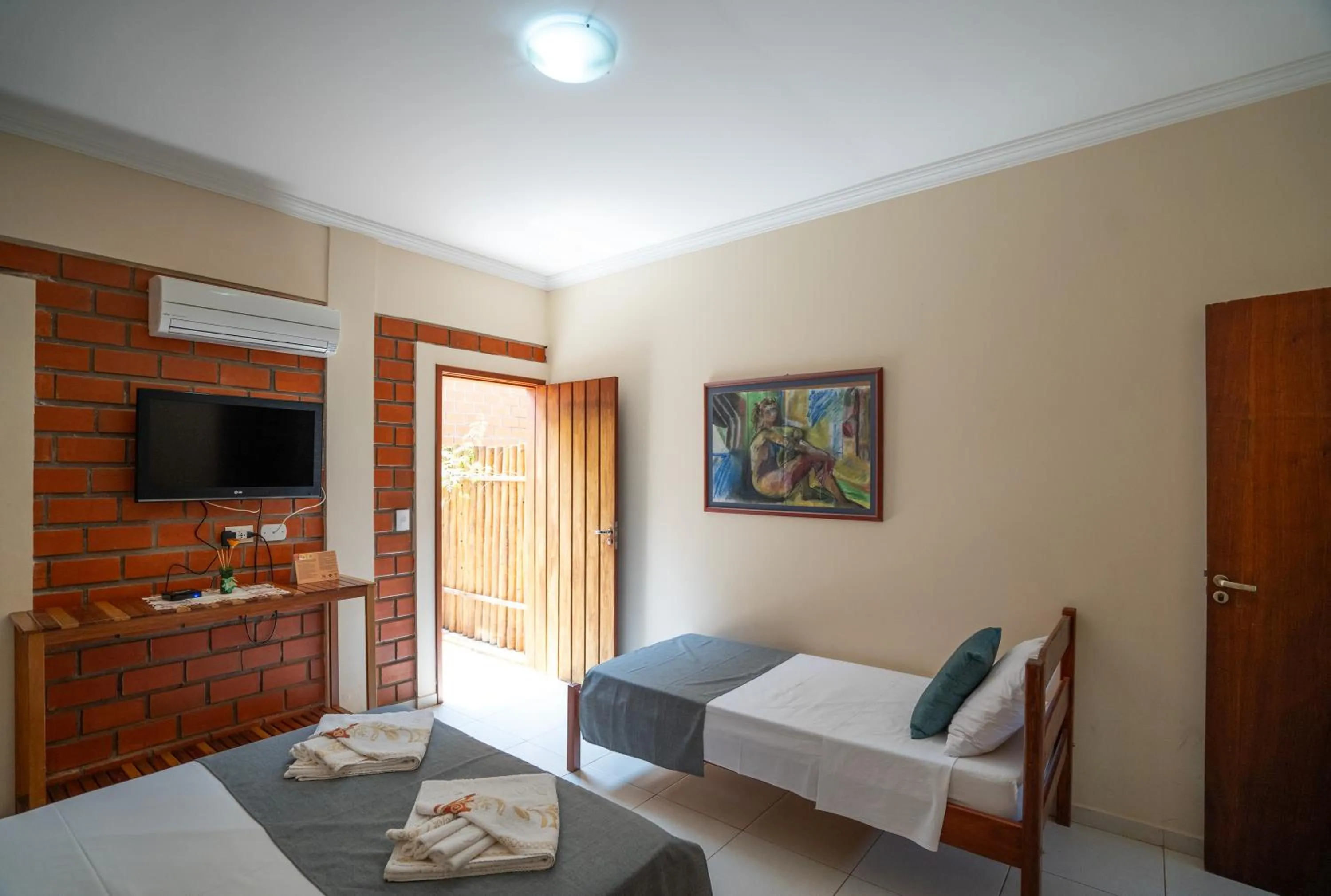 Photo of the whole room, Bed in Pousada Galeria Artes