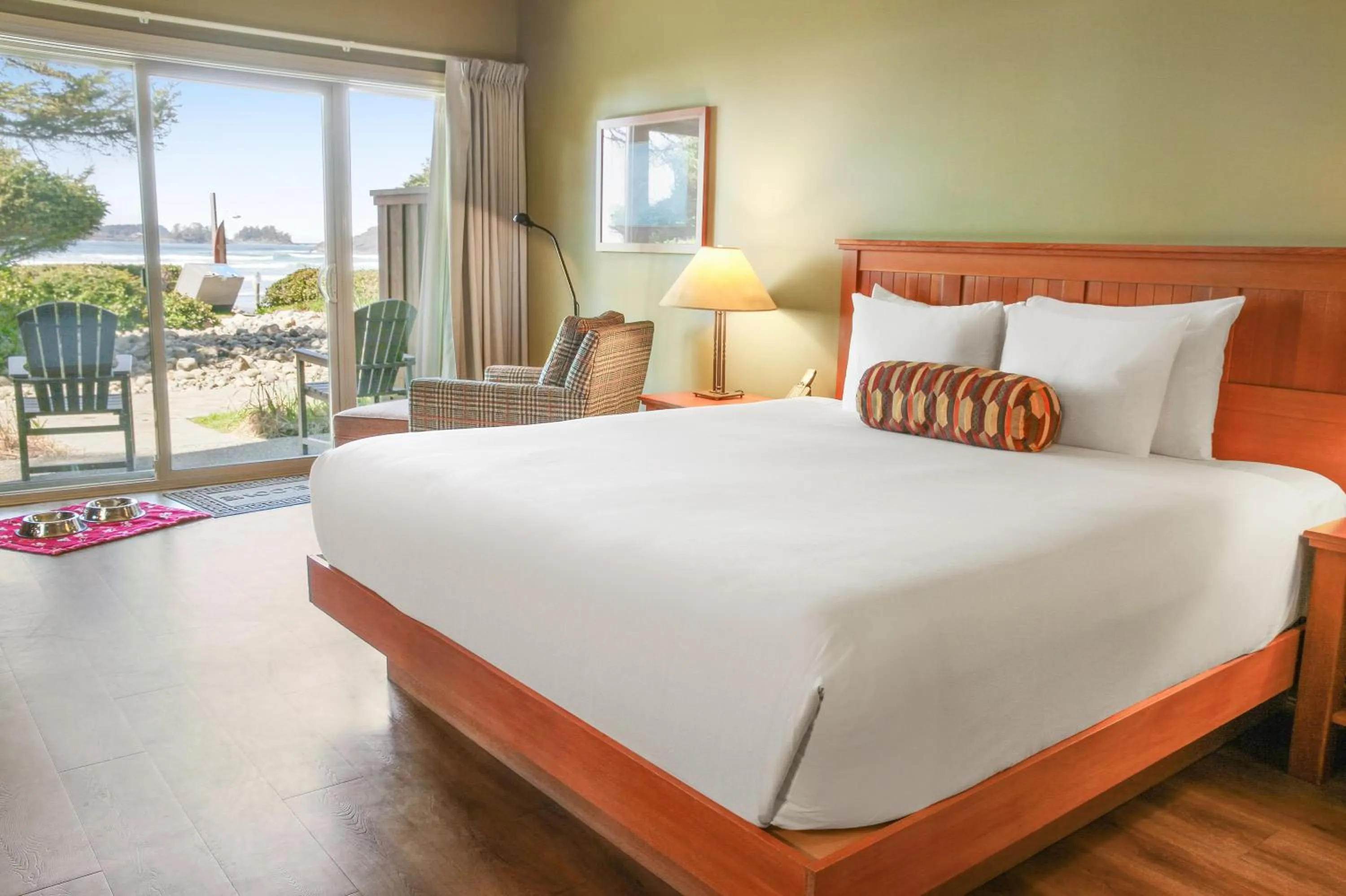 Bedroom, Bed in Long Beach Lodge Resort