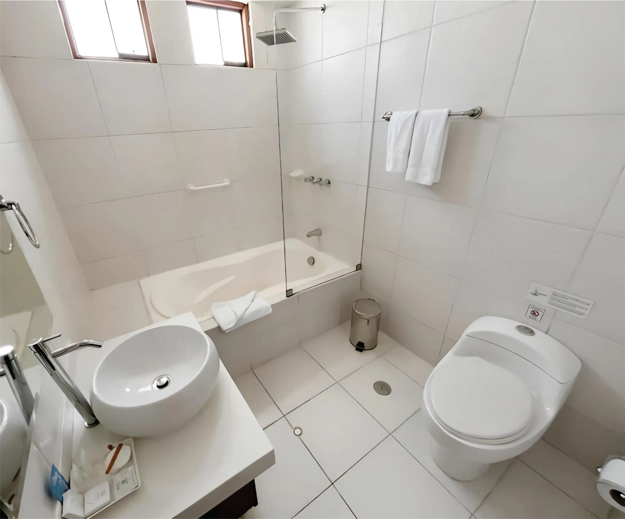 Bathroom in Hotel Fundador by Robles