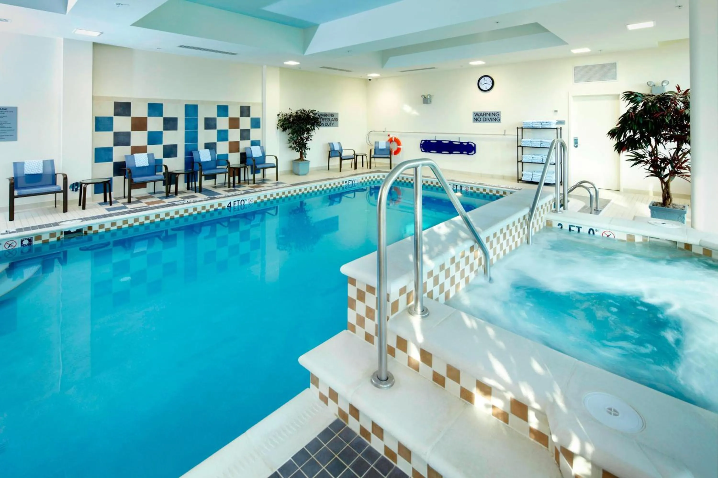 Swimming pool in Courtyard by Marriott Pittsburgh Washington Meadow Lands