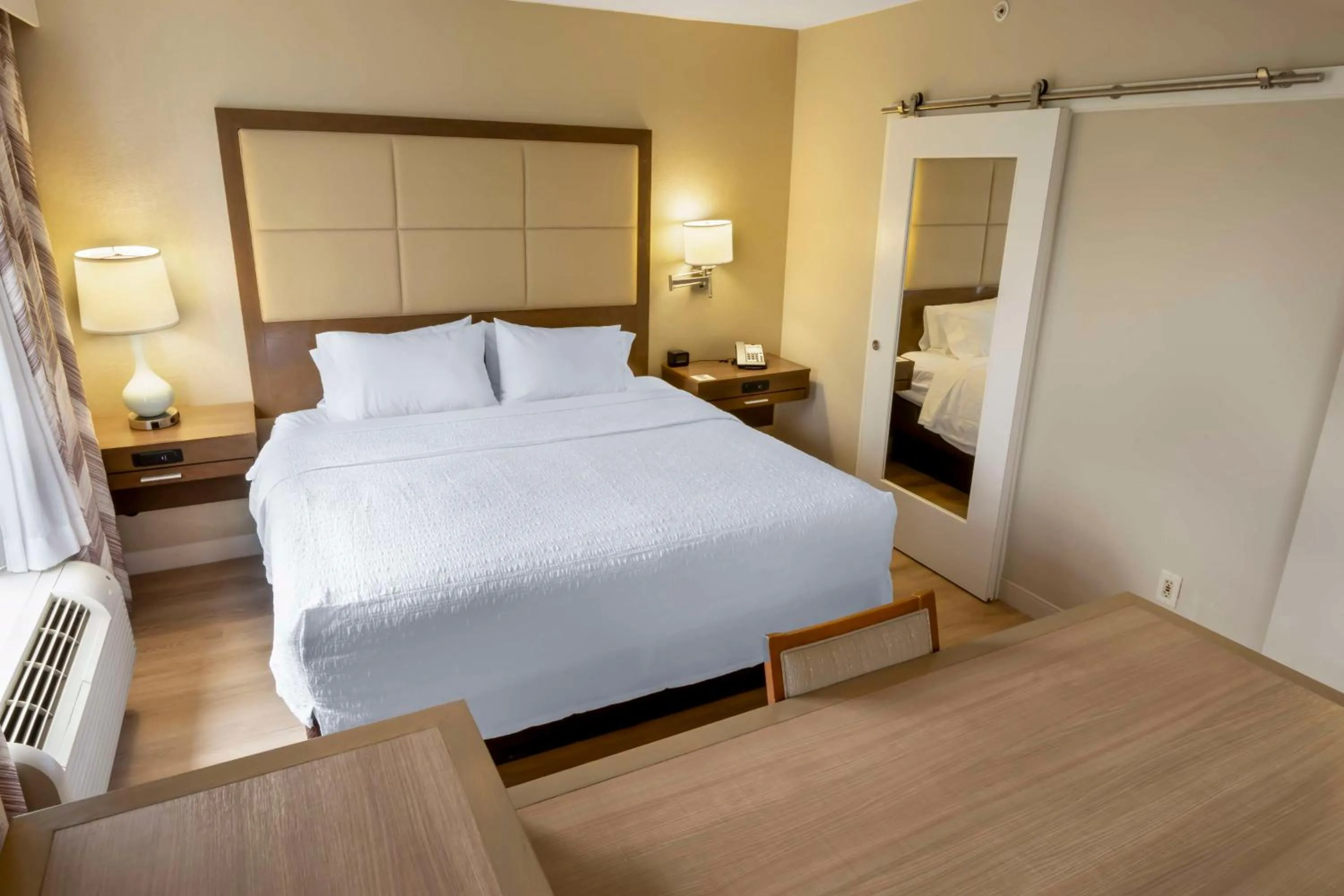 Bed in Hampton Inn Jacksonville South/I-95 at JTB