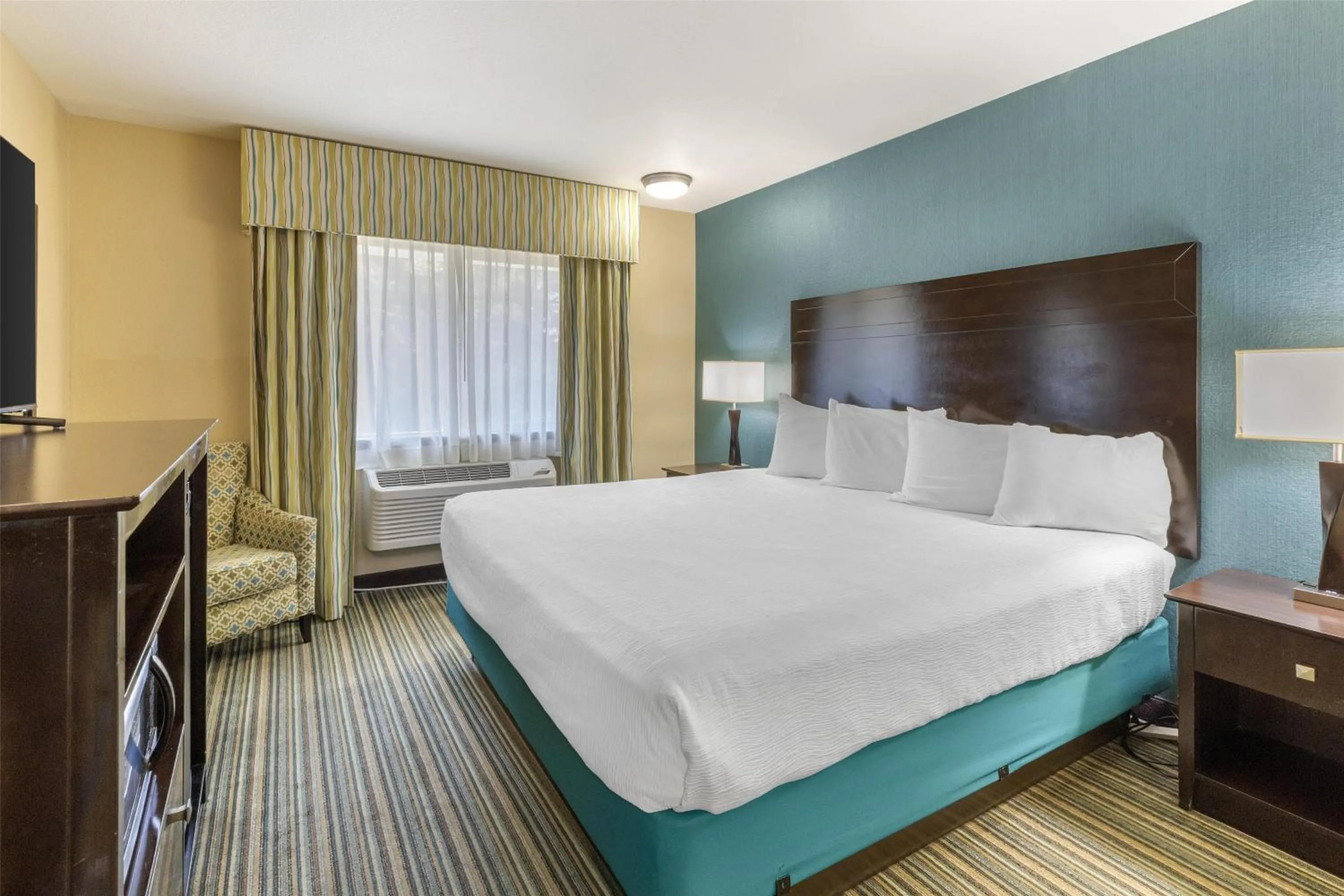 Bedroom, Bed in Best Western Long Beach Inn