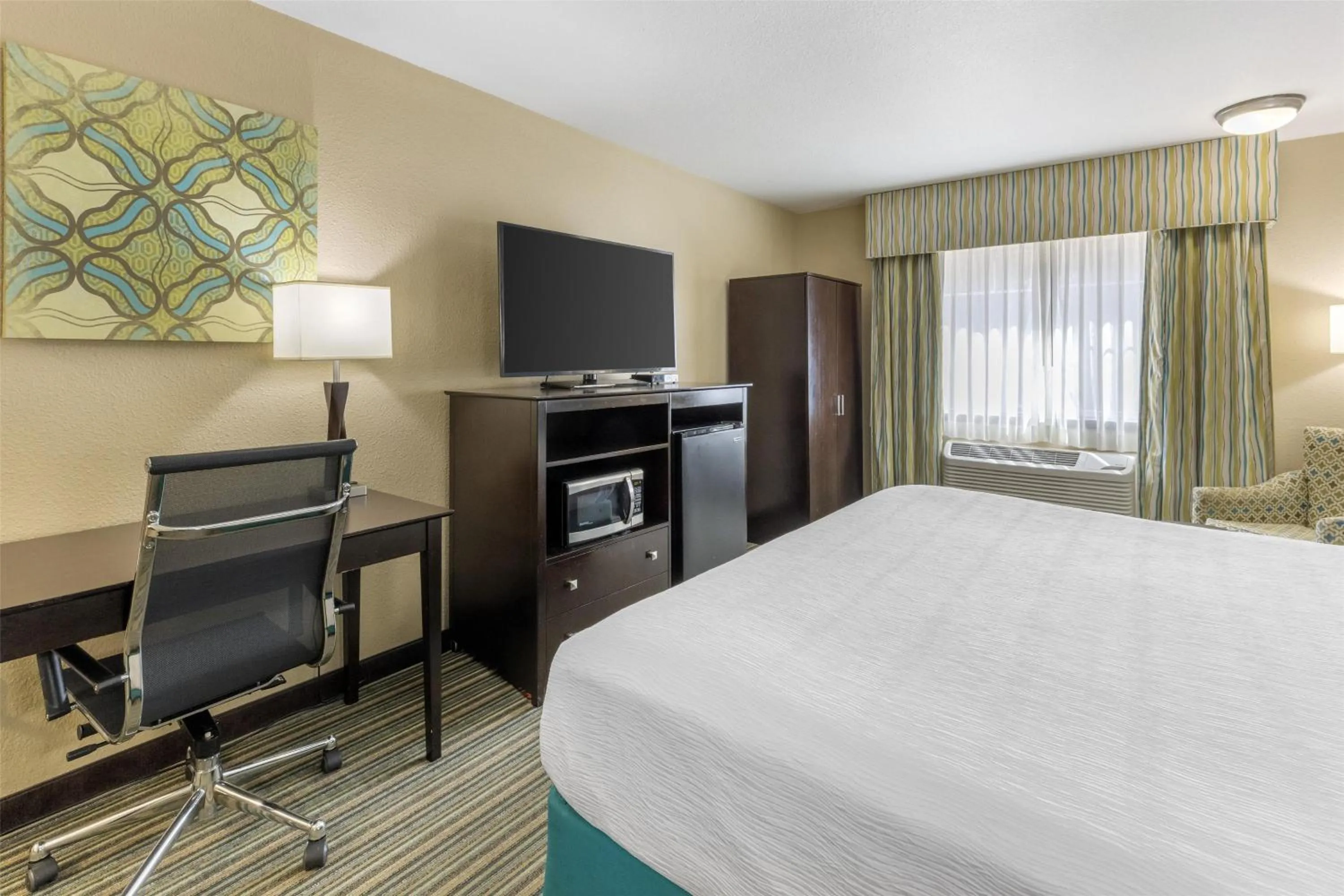 Bedroom, Bed in Best Western Long Beach Inn