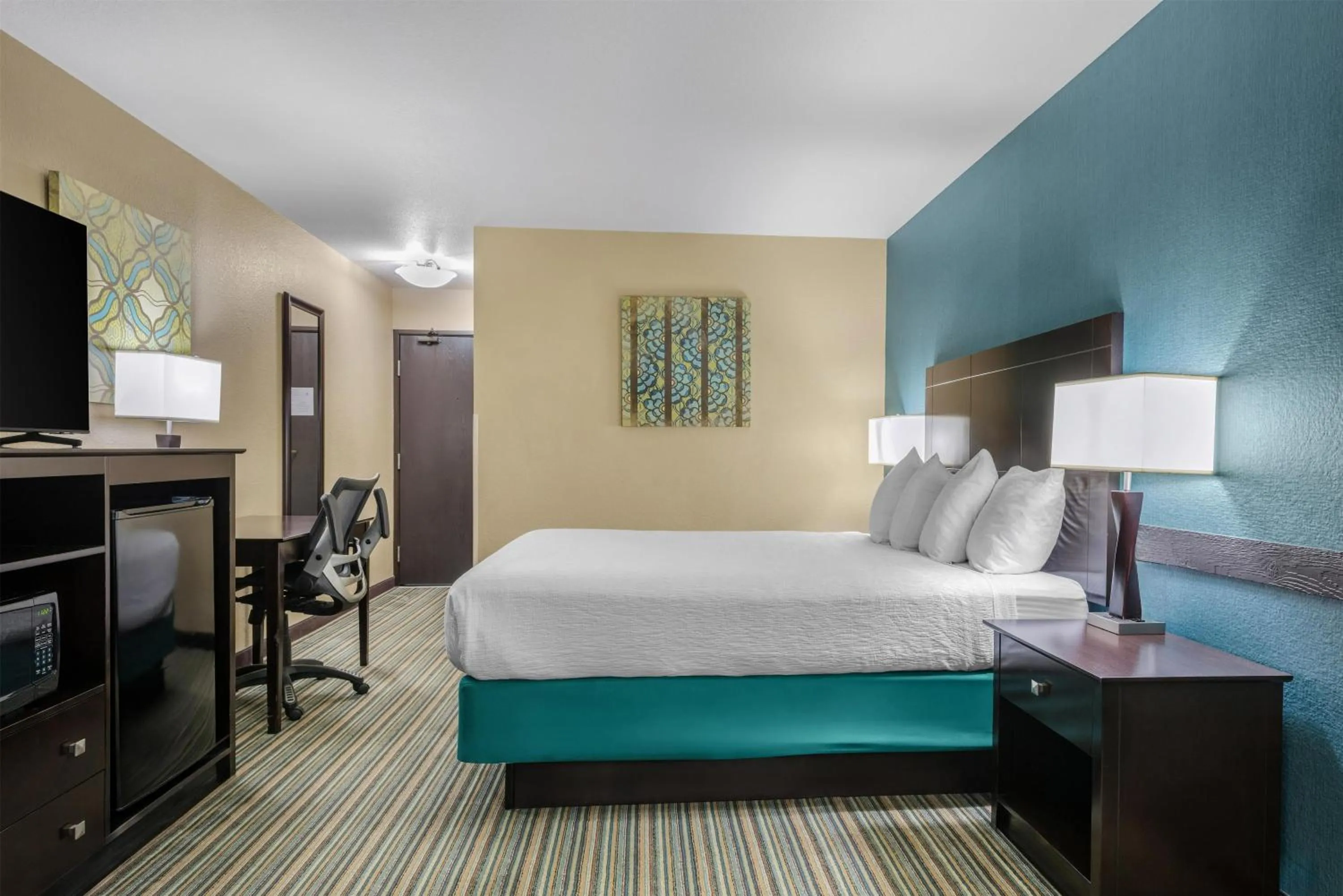 Bedroom, Bed in Best Western Long Beach Inn