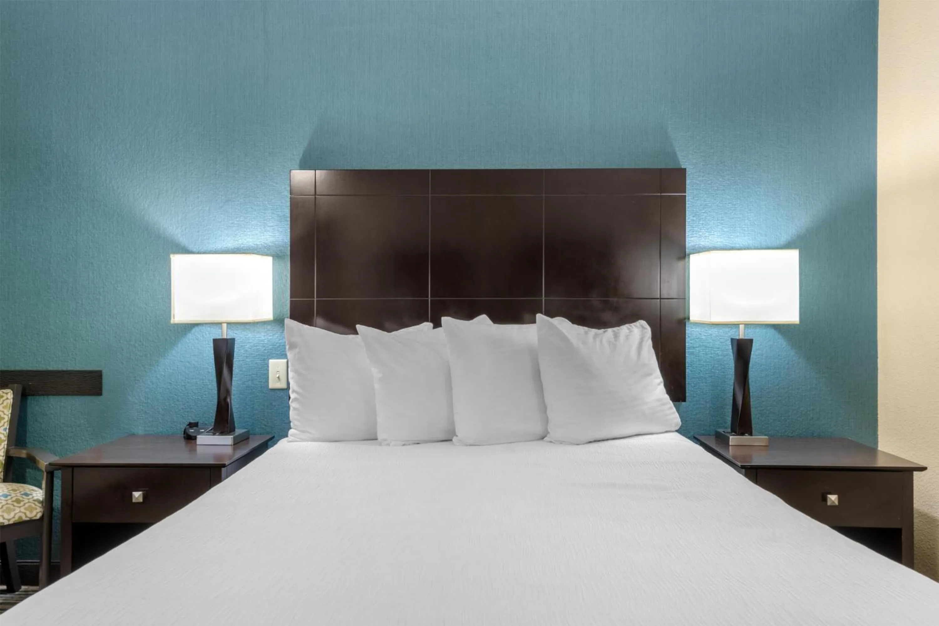 Bedroom, Bed in Best Western Long Beach Inn