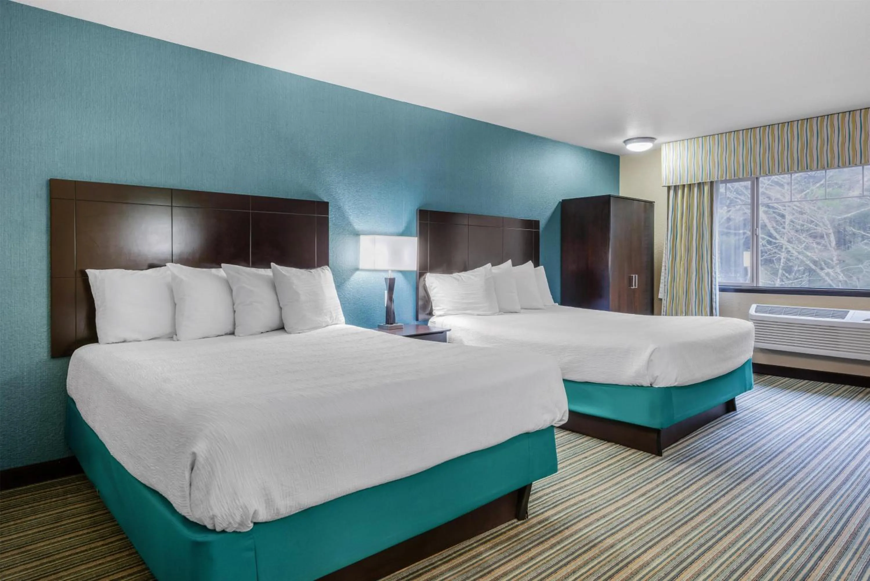 Bedroom, Bed in Best Western Long Beach Inn