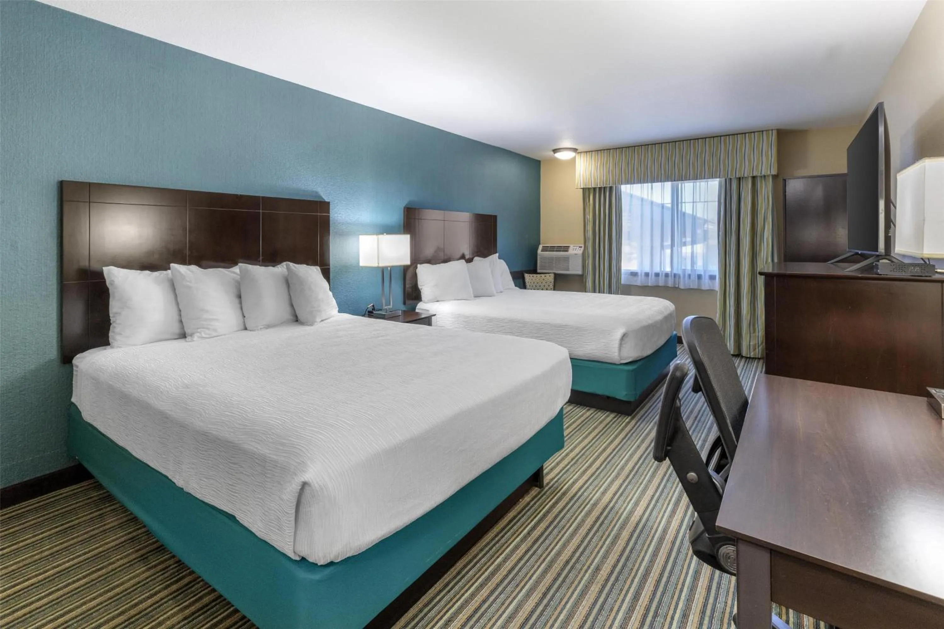 Bedroom, Bed in Best Western Long Beach Inn