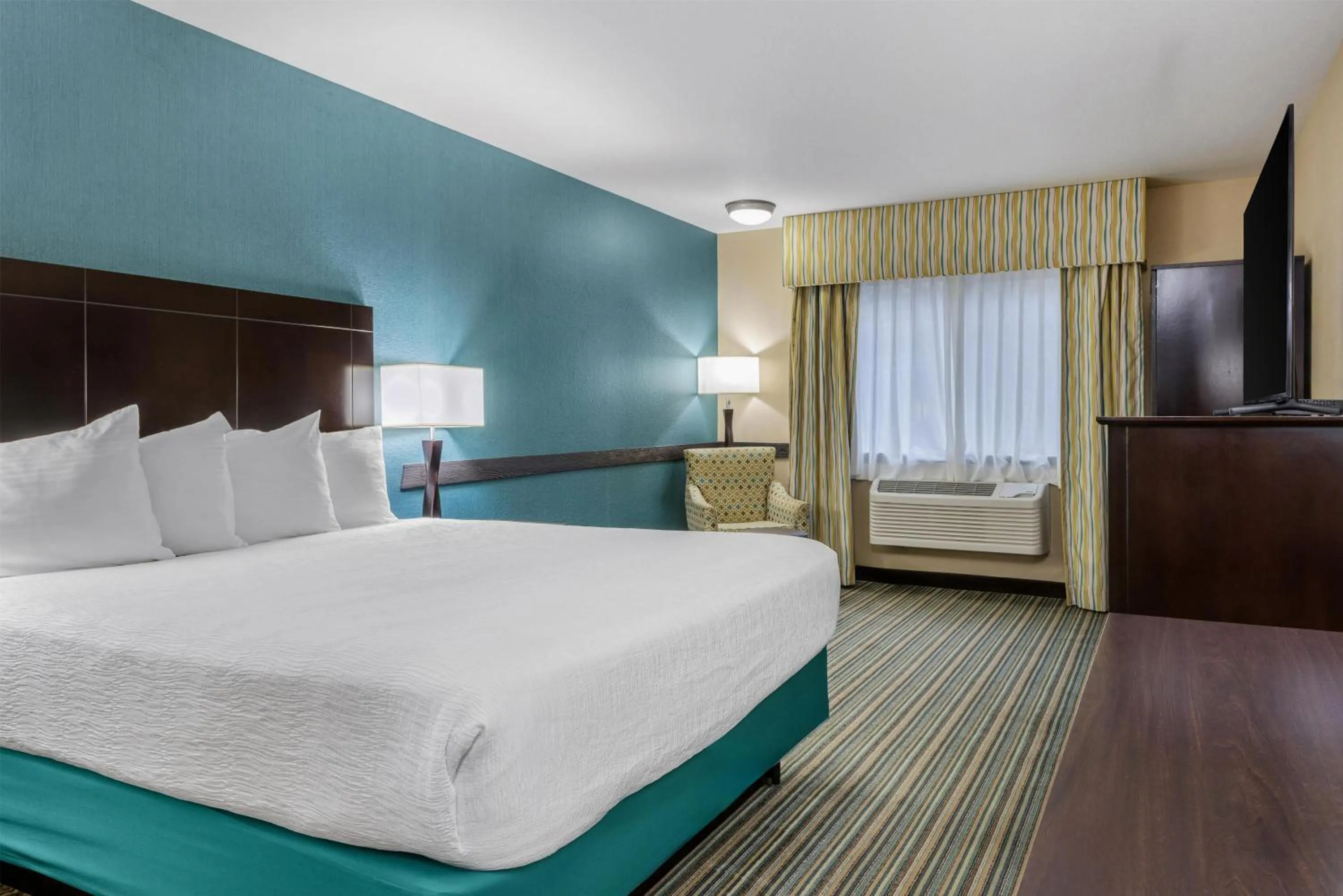 Bedroom, Bed in Best Western Long Beach Inn