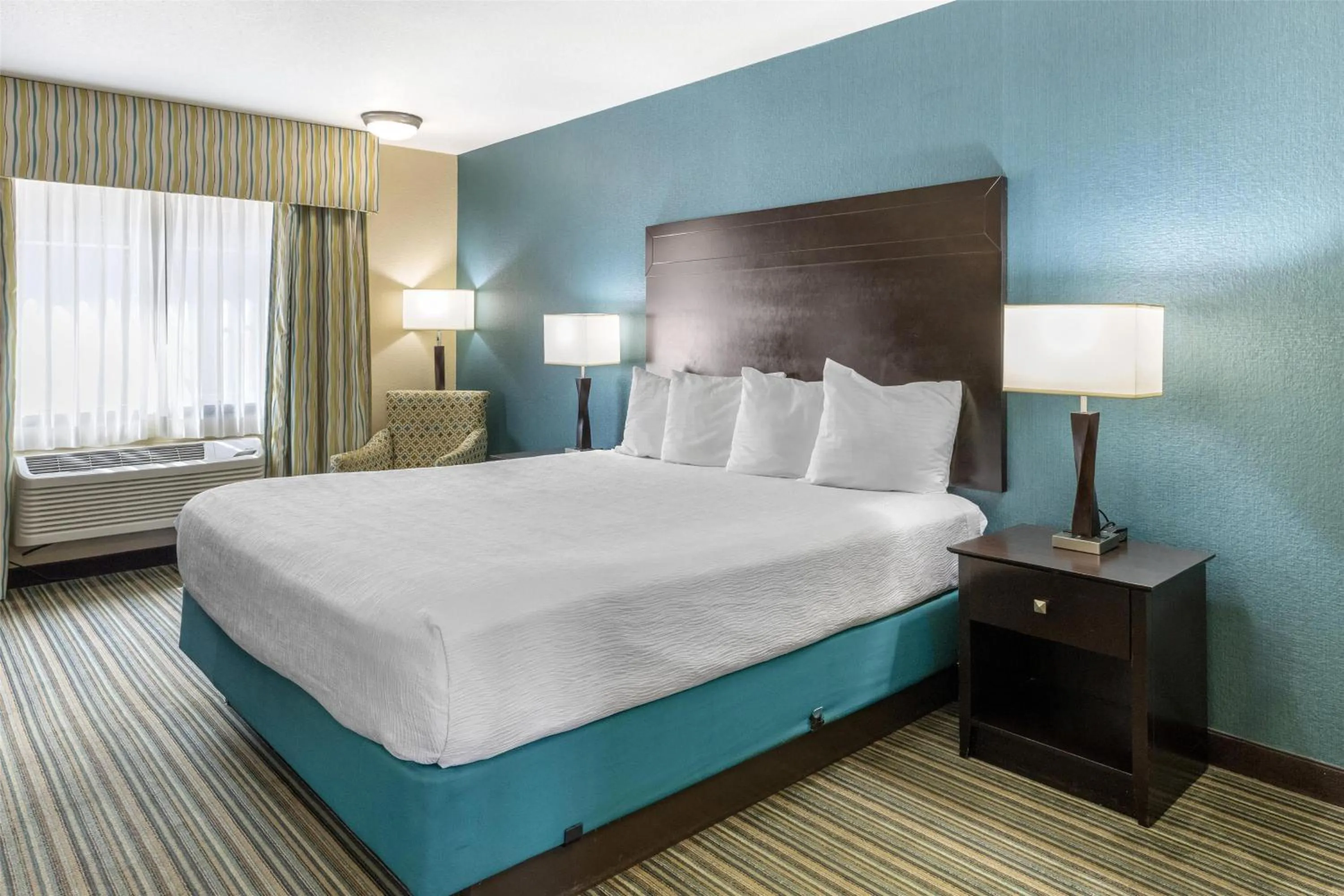 Bedroom, Bed in Best Western Long Beach Inn