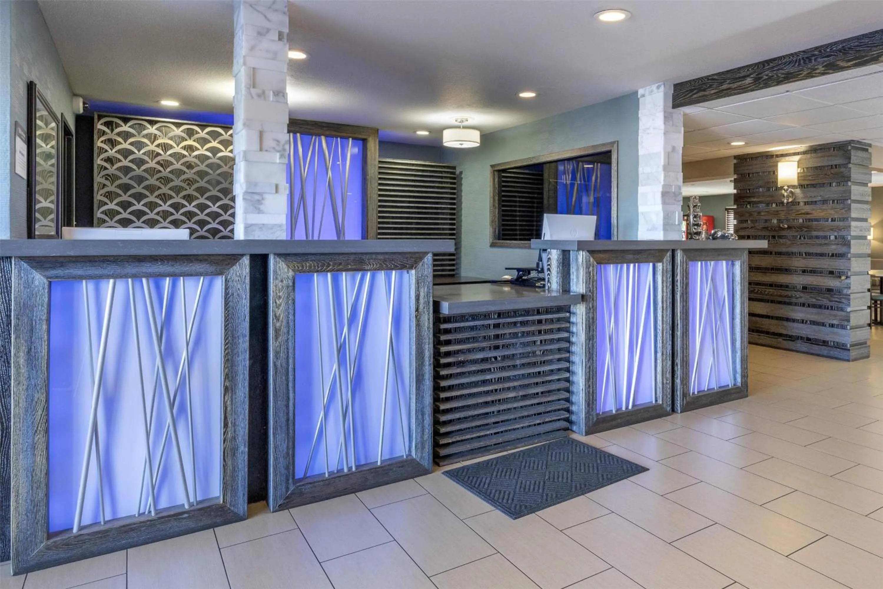 Lobby or reception in Best Western Long Beach Inn