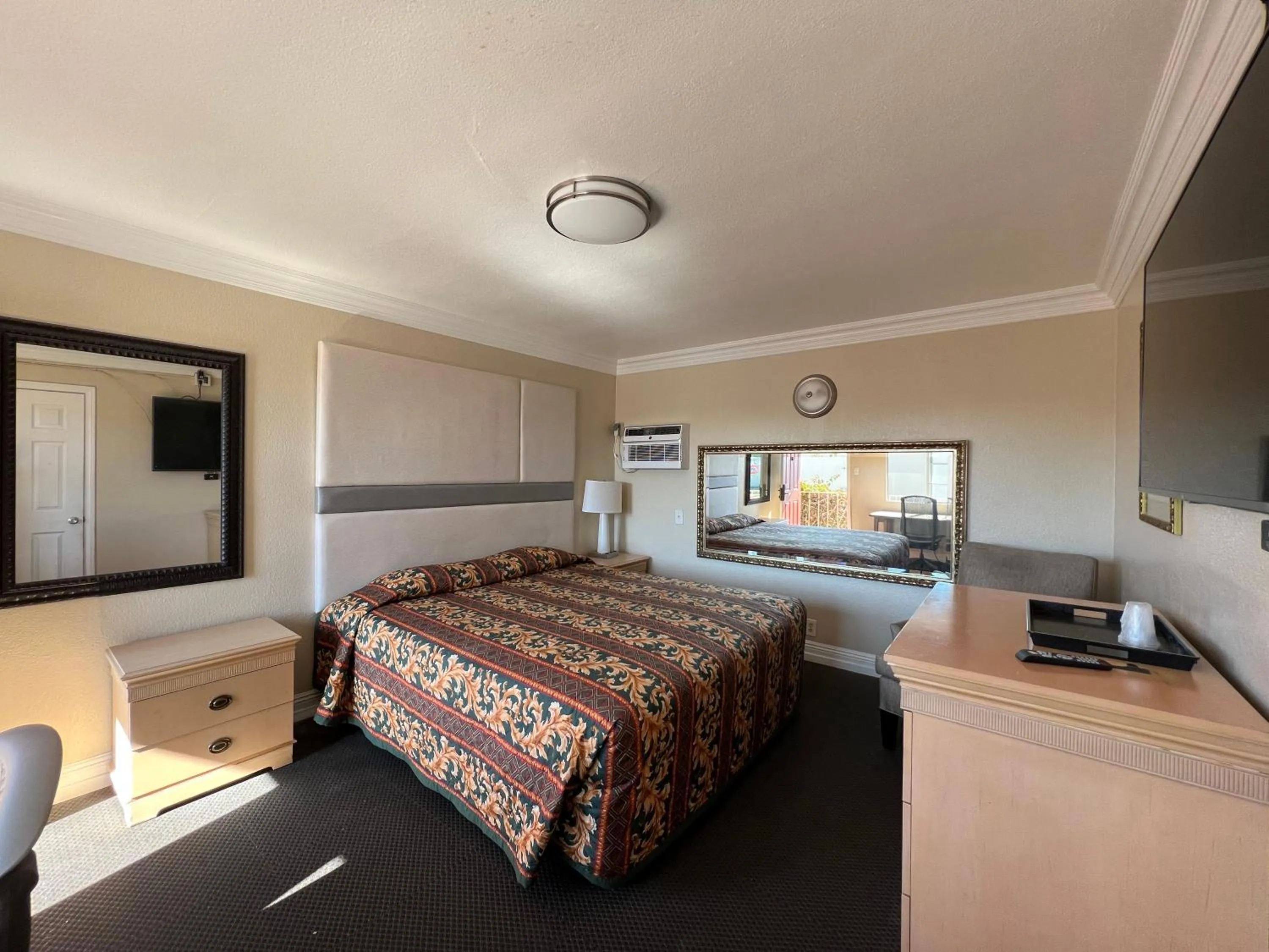 Bed in Flamingo Motel Oxnard