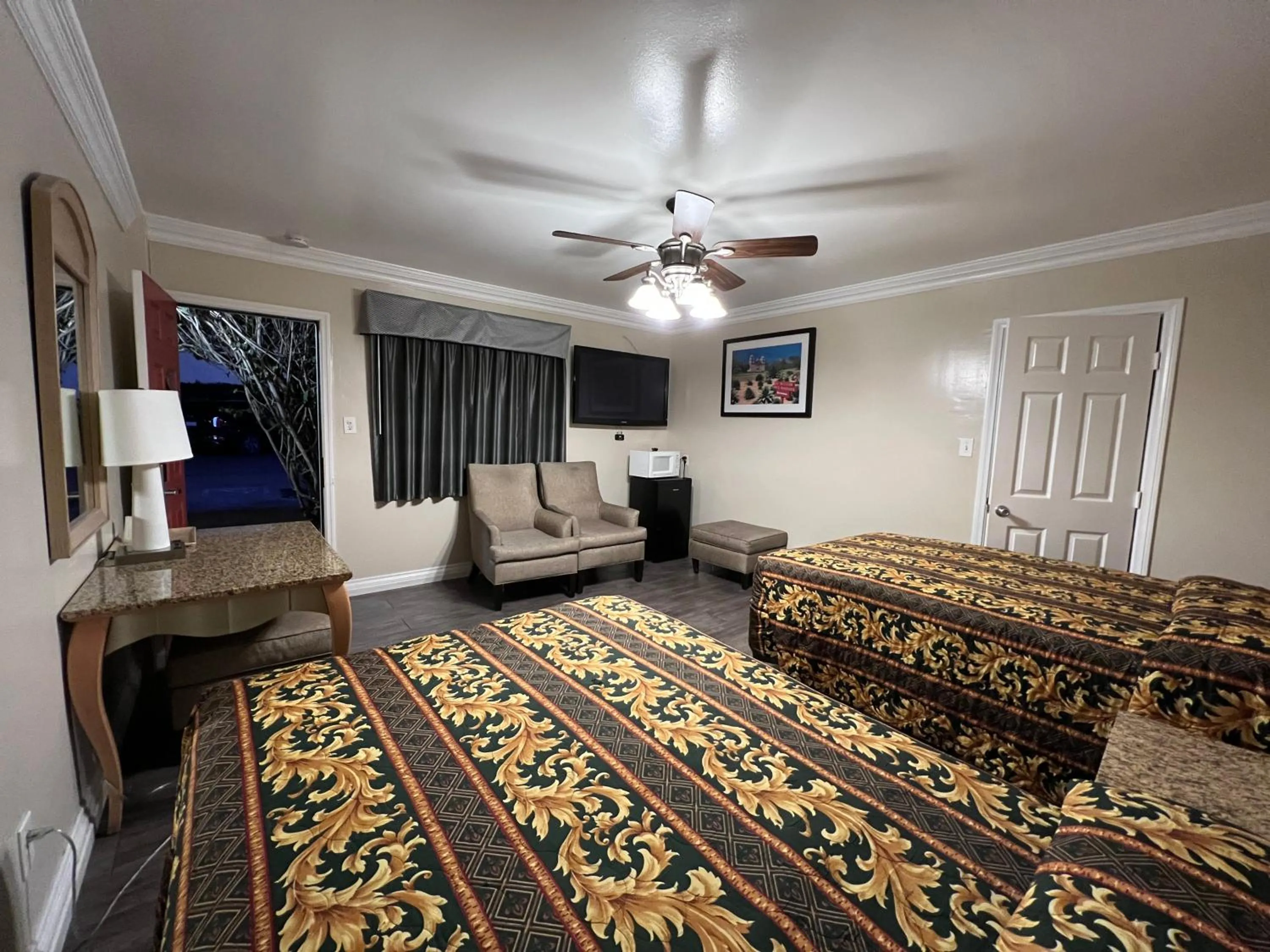 Bed in Flamingo Motel Oxnard