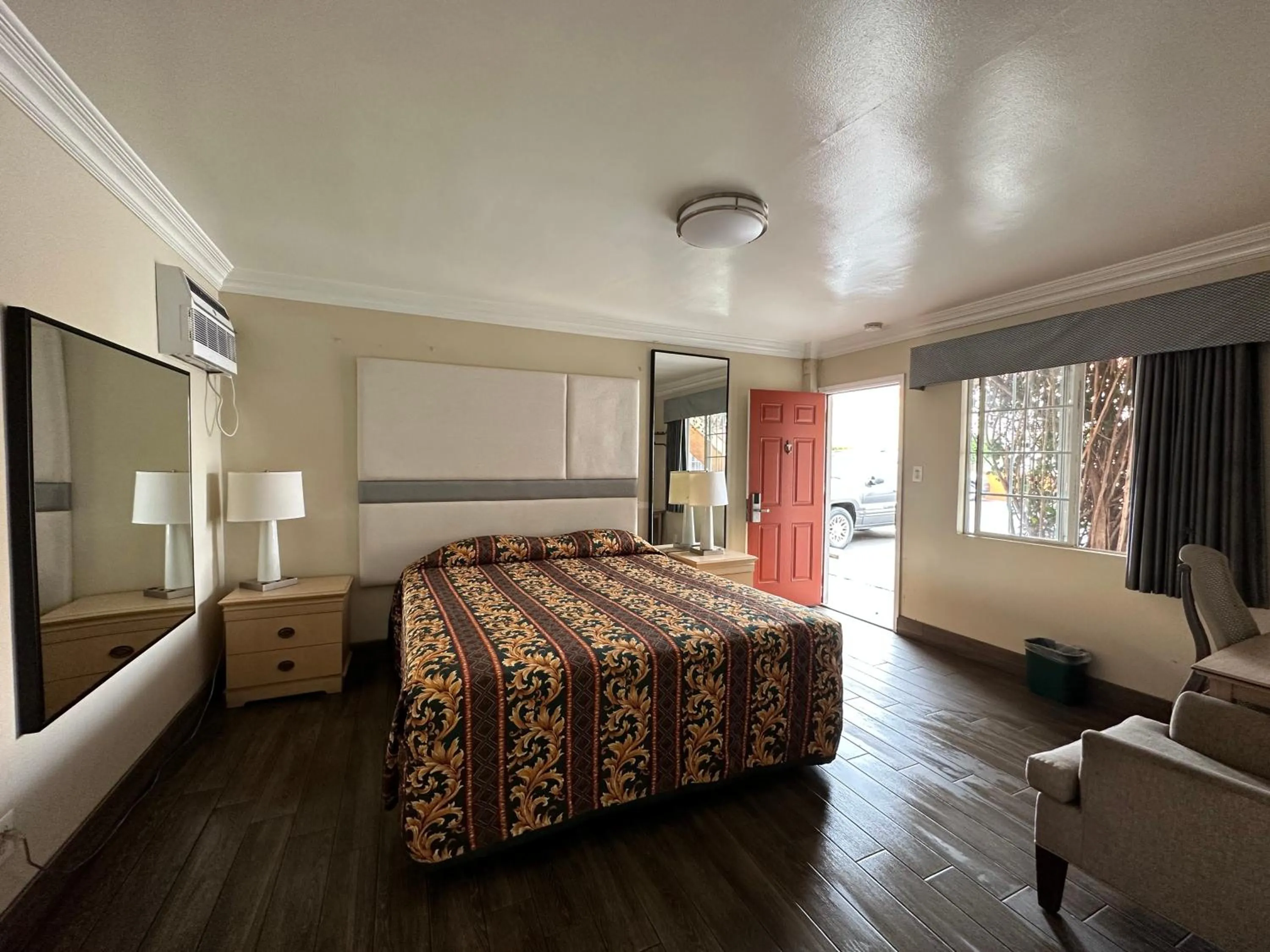 Bed in Flamingo Motel Oxnard