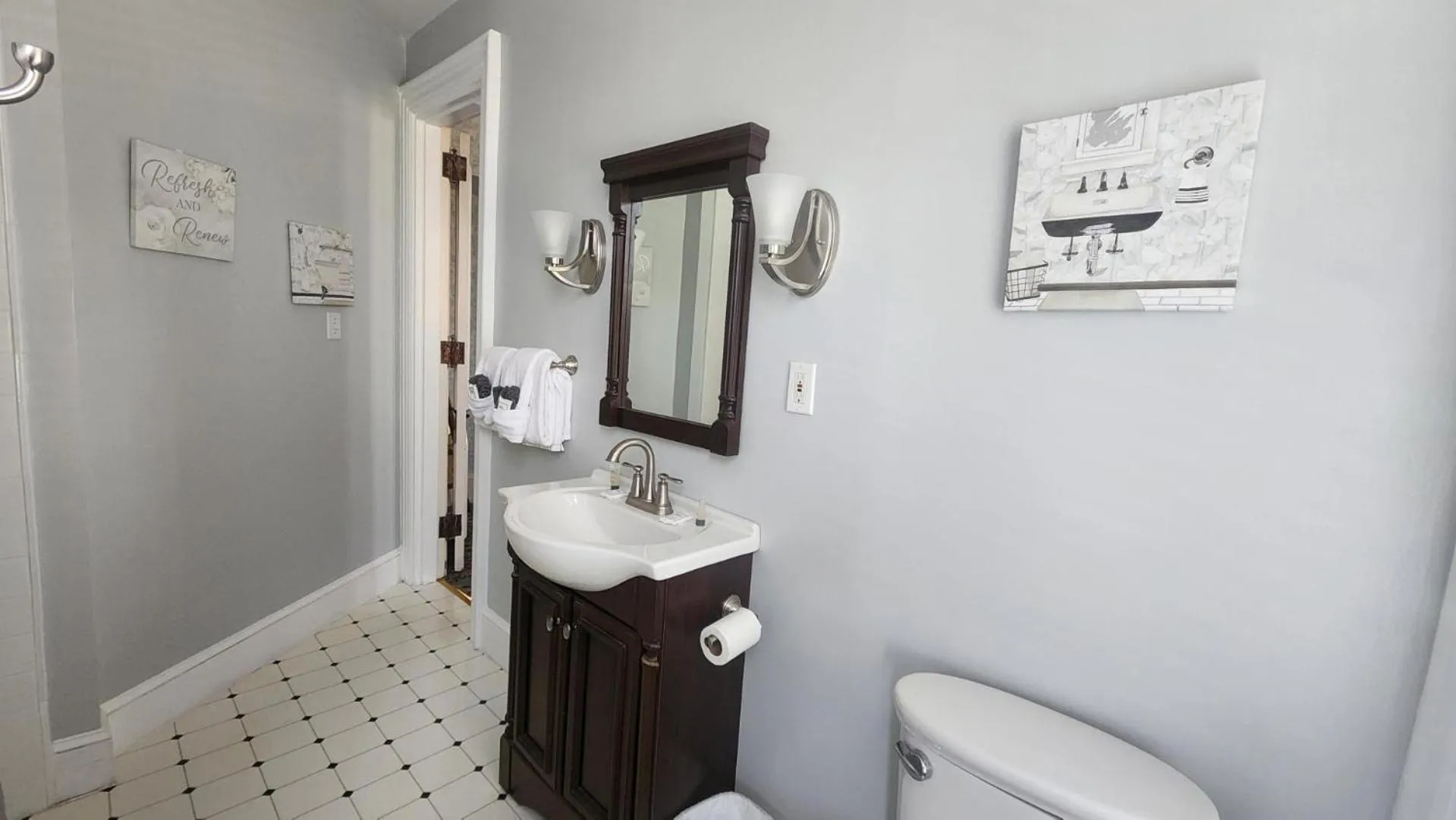 Bathroom in Greystone Manor Bed & Breakfast