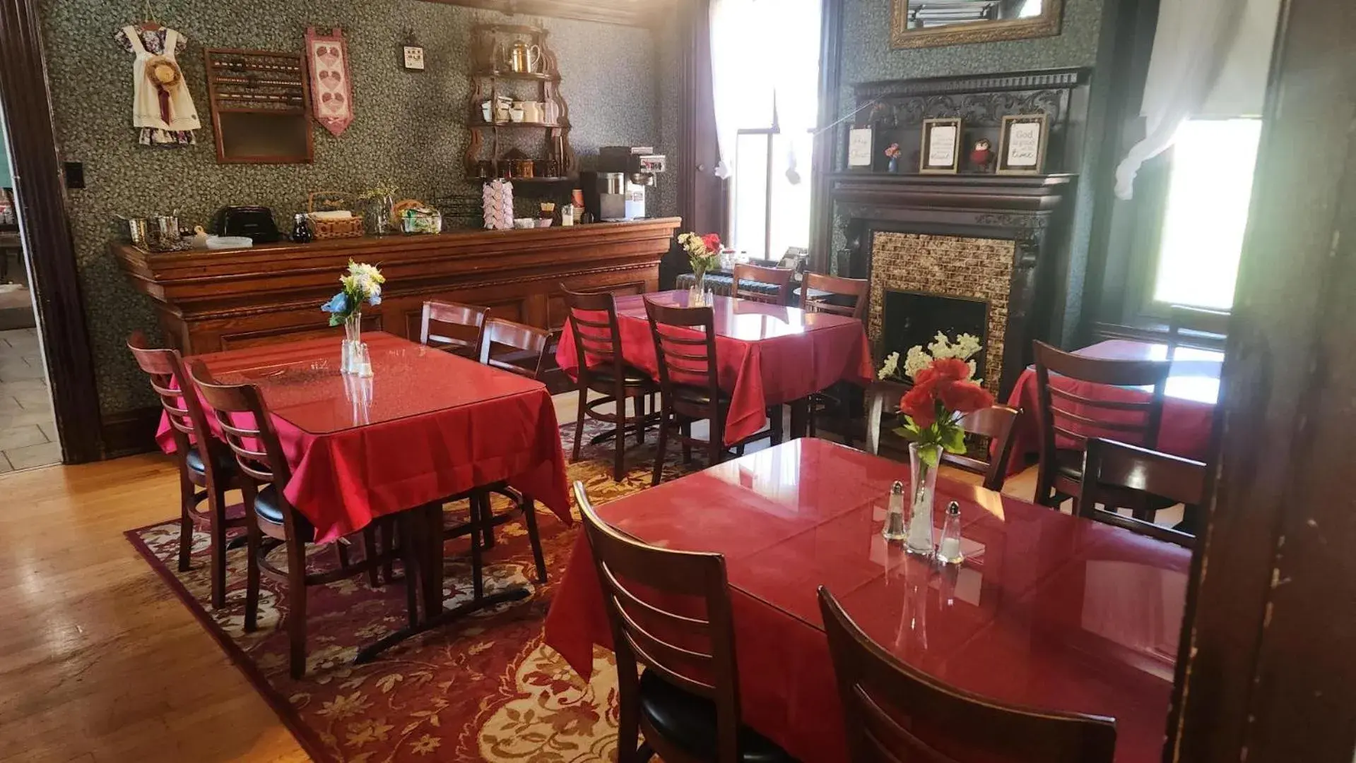 Deluxe Queen Room in Greystone Manor Bed & Breakfast Deluxe Queen Room in Greystone Manor Bed & Breakfast