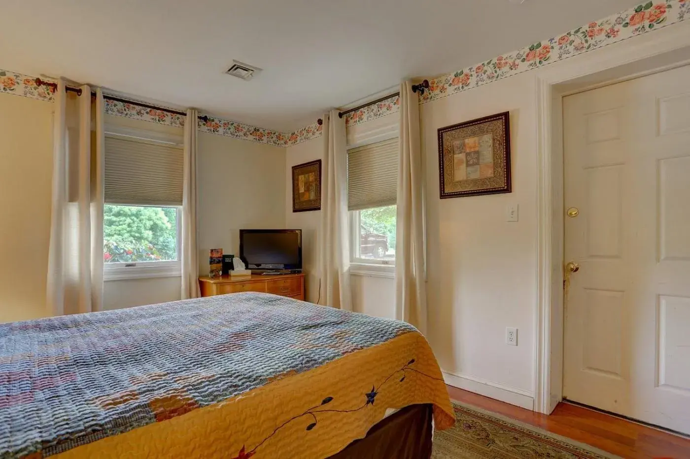 Queen Room with Garden View in Greystone Manor Bed & Breakfast Queen Room with Garden View in Greystone Manor Bed & Breakfast