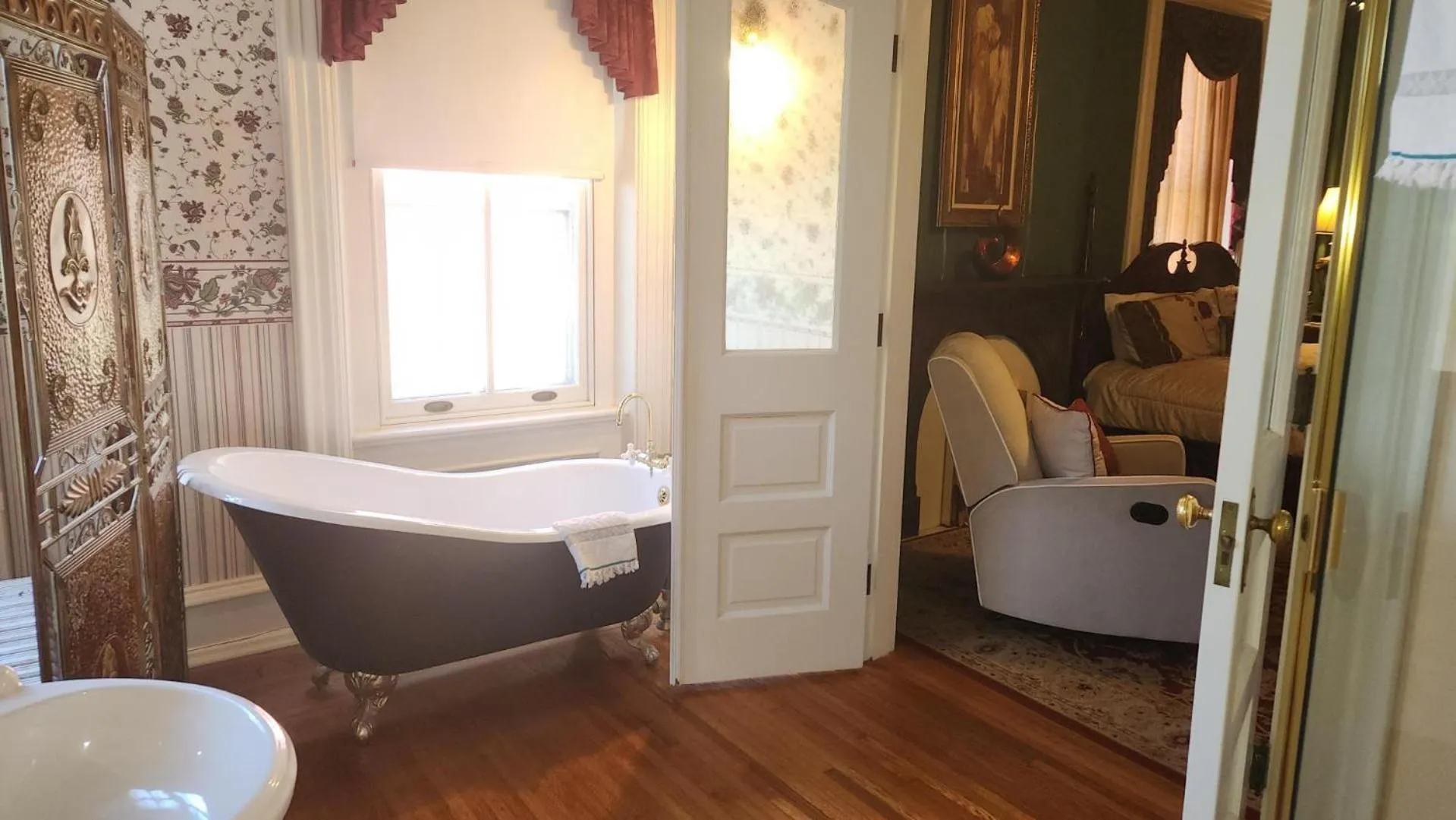 Bathroom, Bed in Greystone Manor Bed & Breakfast