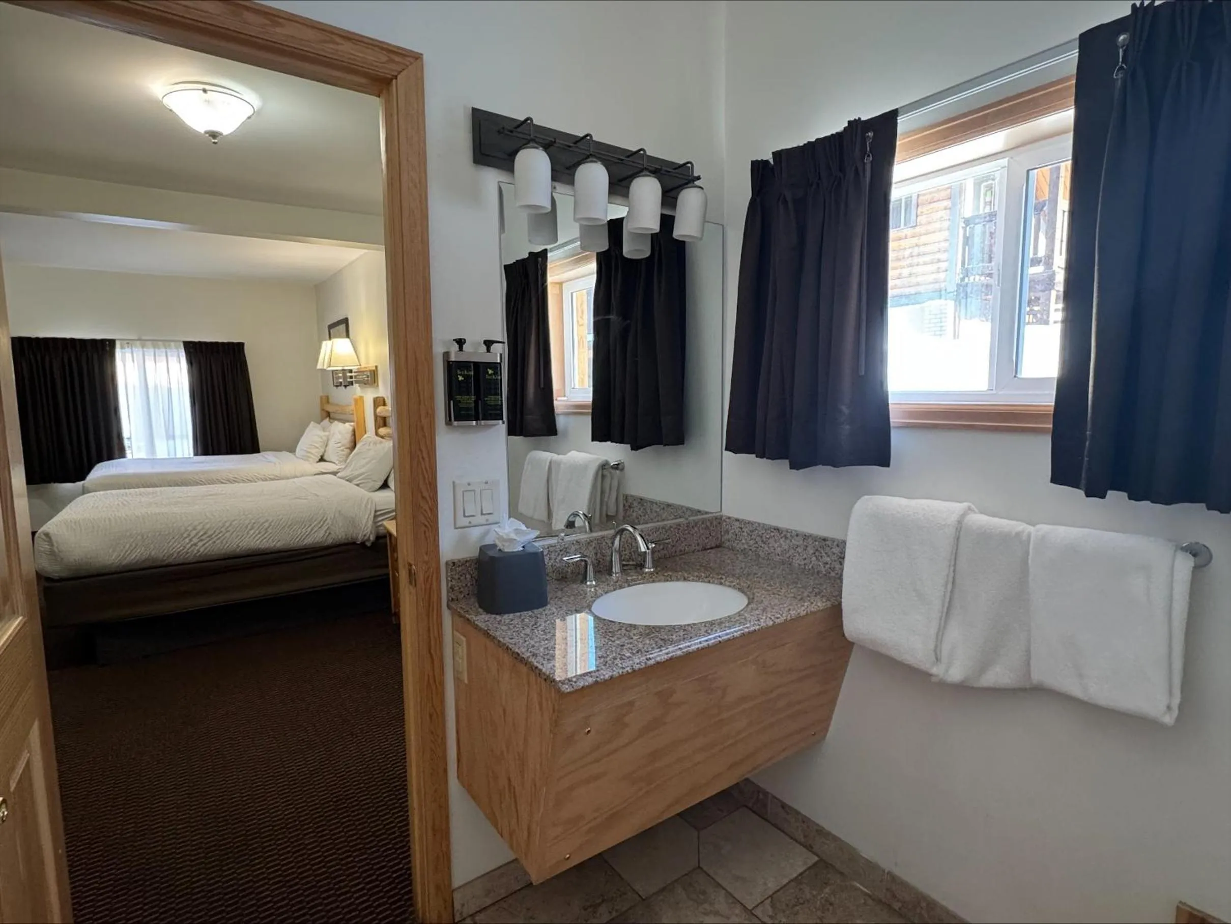 Bathroom, Bed in Nordic Lodge
