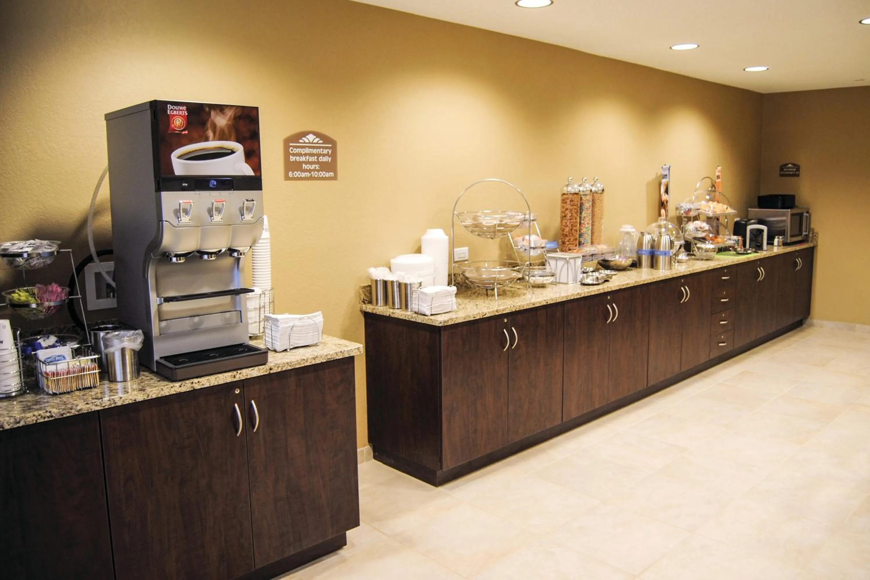 Continental breakfast in Microtel Inn & Suites By Wyndham Mineral Wells/Parkersburg