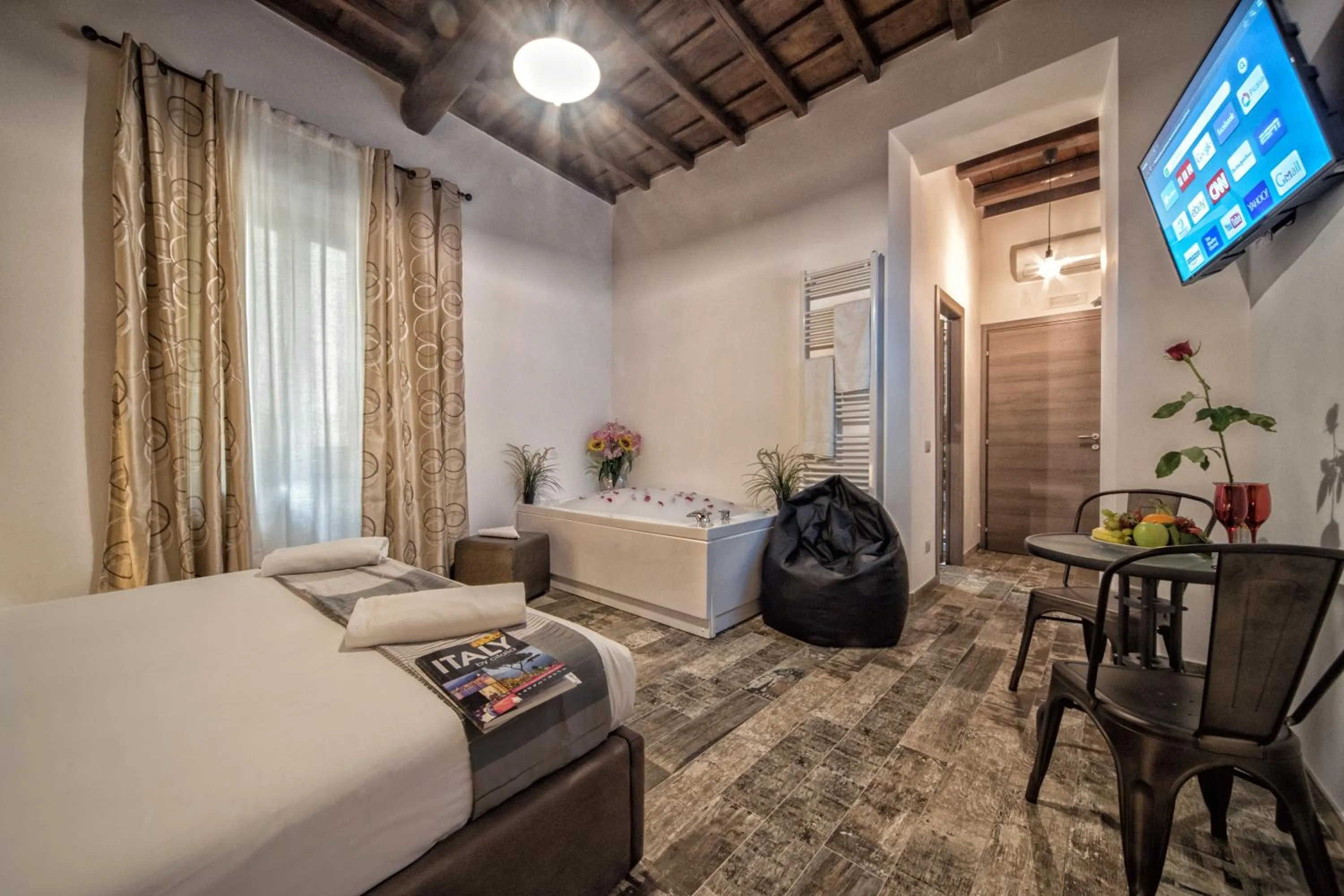 Hot Tub, Bed in StarHome Navona