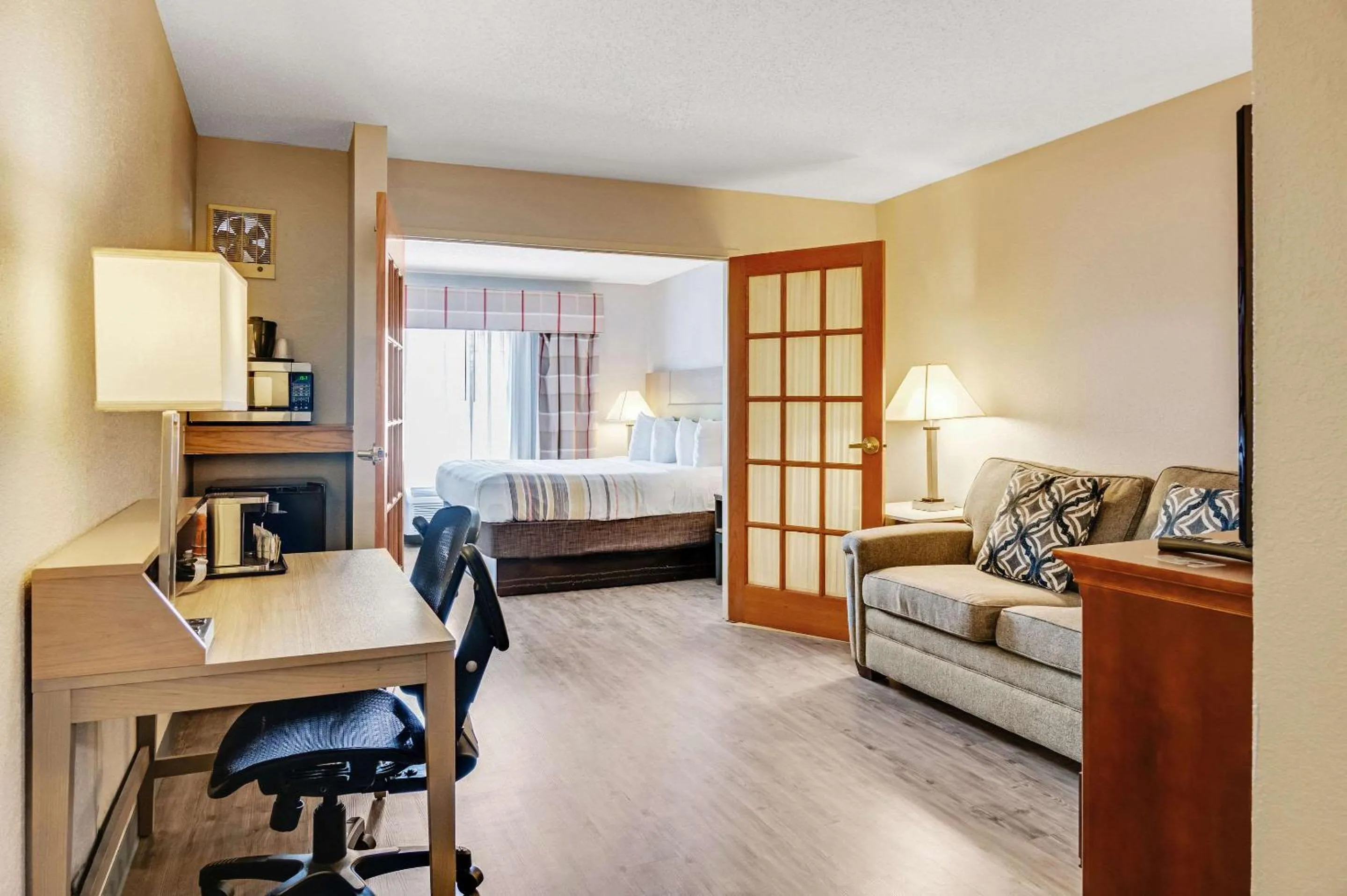 Bedroom, Bed in Country Inn & Suites by Radisson, Grand Rapids Airport, MI