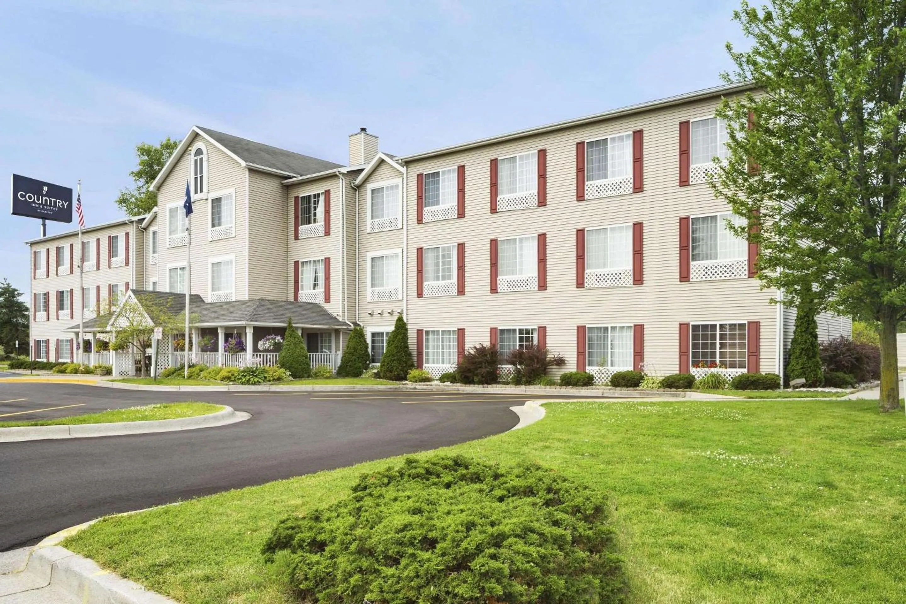 Property building in Country Inn & Suites by Radisson, Grand Rapids Airport, MI