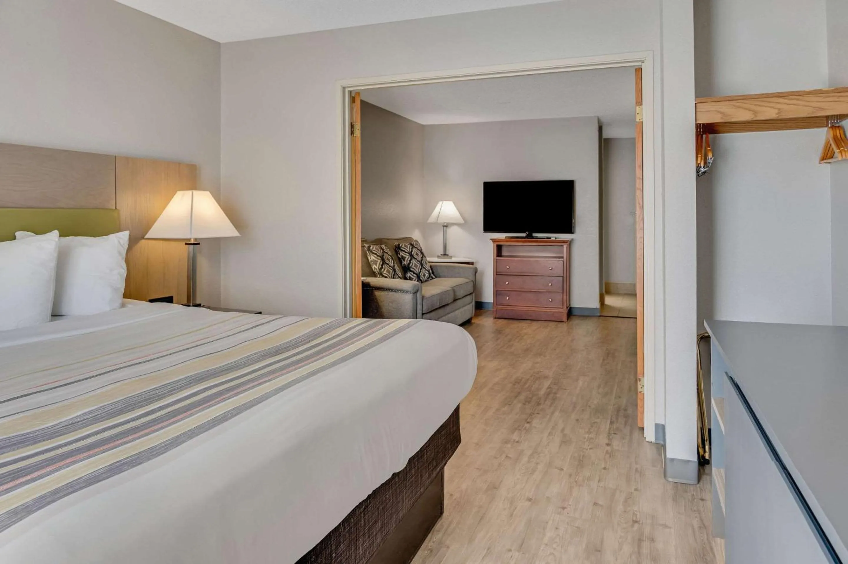 Bedroom, Bed in Country Inn & Suites by Radisson, Grand Rapids Airport, MI