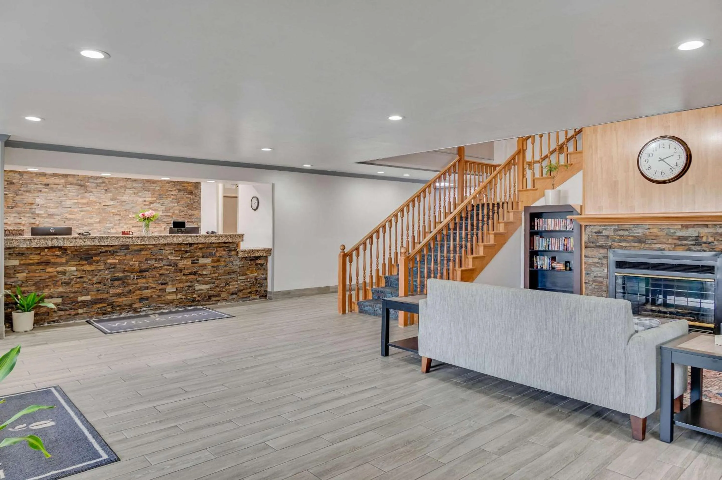 Lobby or reception in Country Inn & Suites by Radisson, Grand Rapids Airport, MI