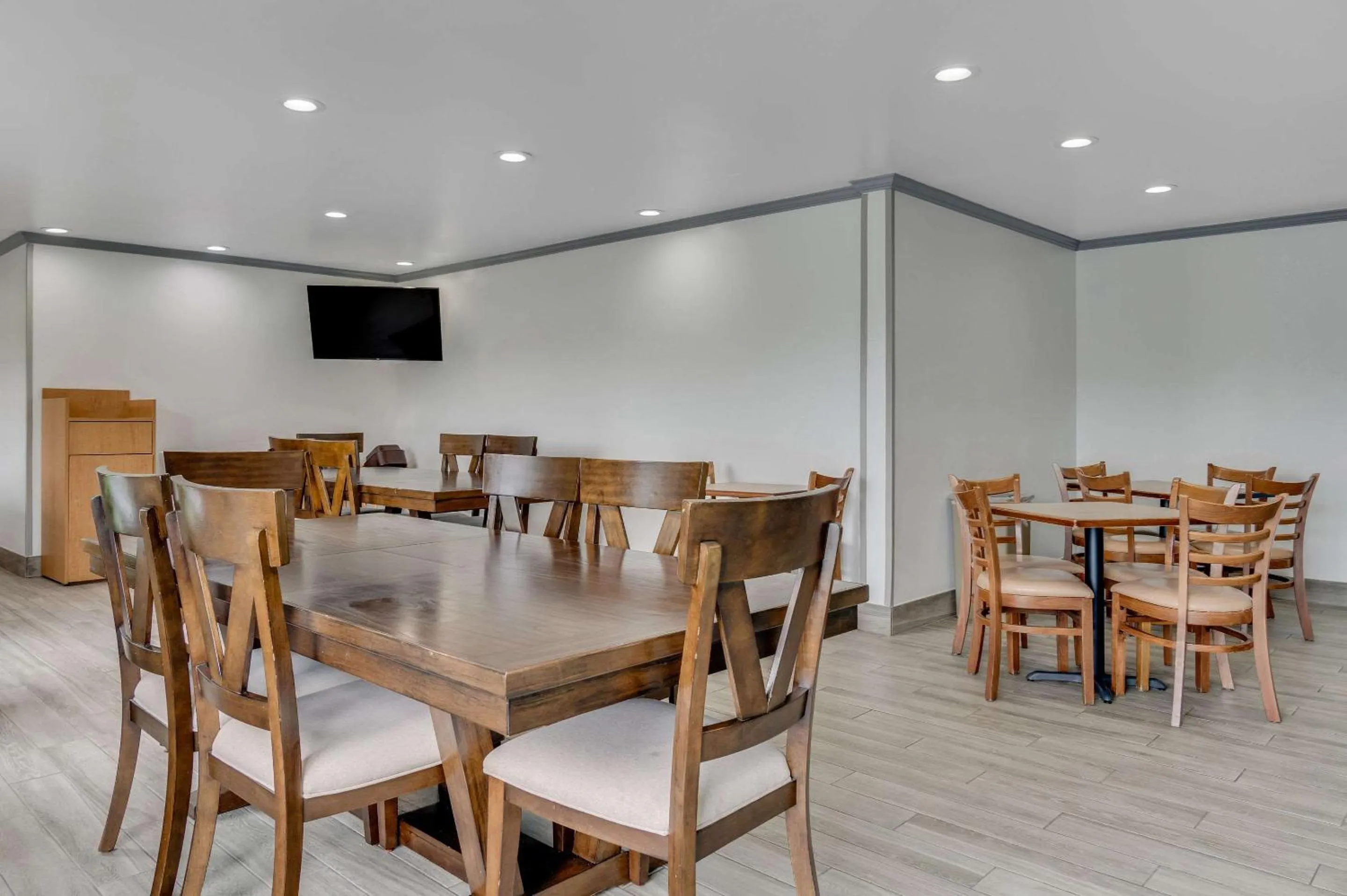 Breakfast in Country Inn & Suites by Radisson, Grand Rapids Airport, MI