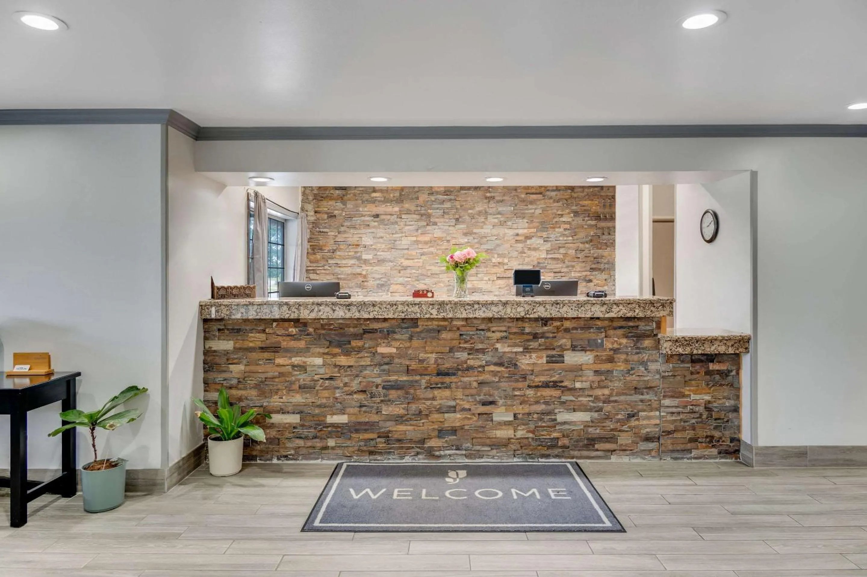 Lobby or reception in Country Inn & Suites by Radisson, Grand Rapids Airport, MI