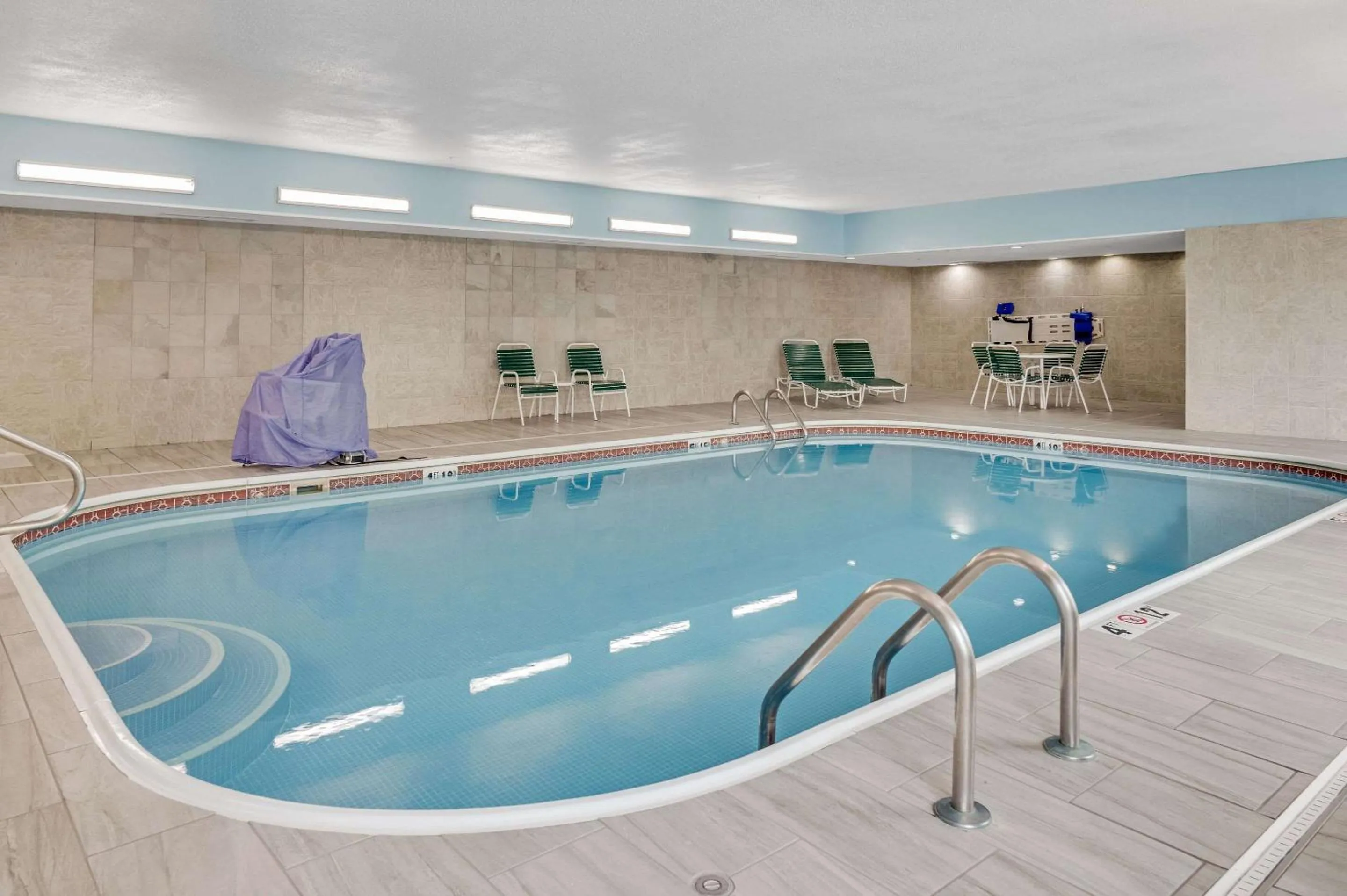 Swimming pool in Country Inn & Suites by Radisson, Grand Rapids Airport, MI