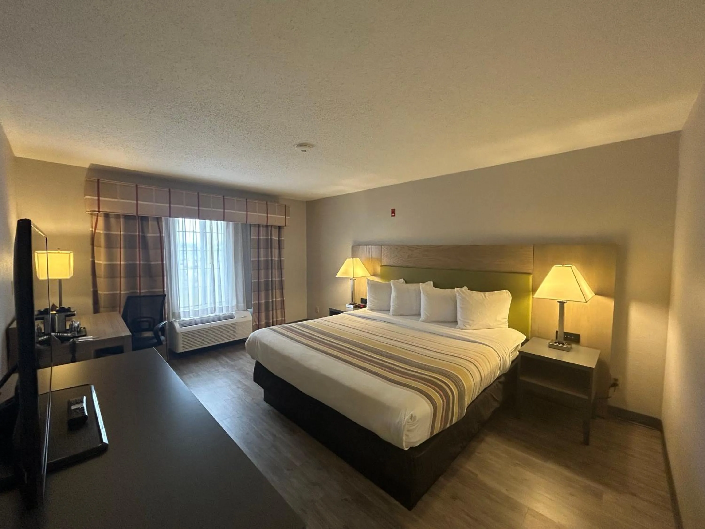 On site, Bed in Country Inn & Suites by Radisson, Grand Rapids Airport, MI