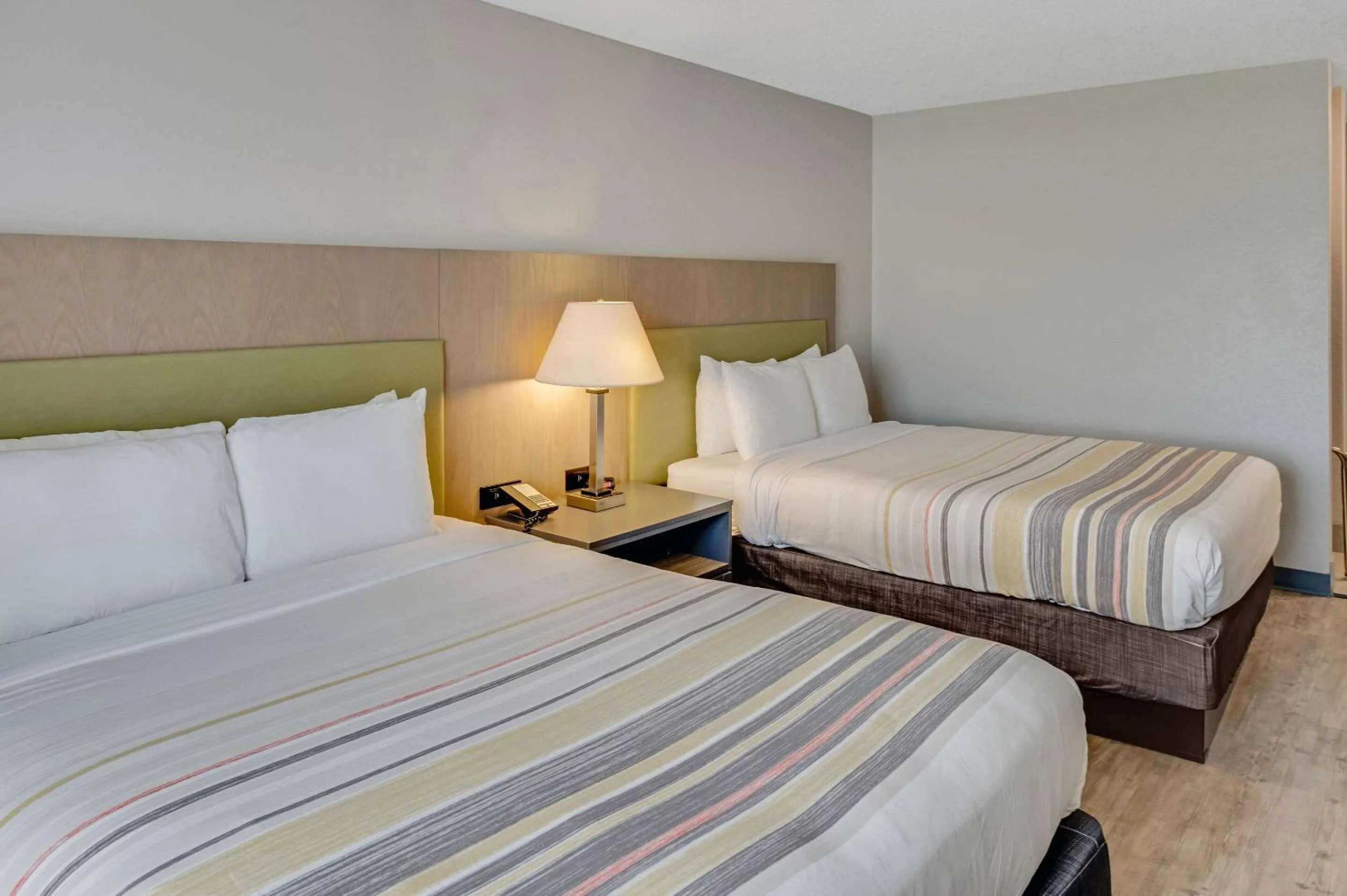 Bedroom, Bed in Country Inn & Suites by Radisson, Grand Rapids Airport, MI