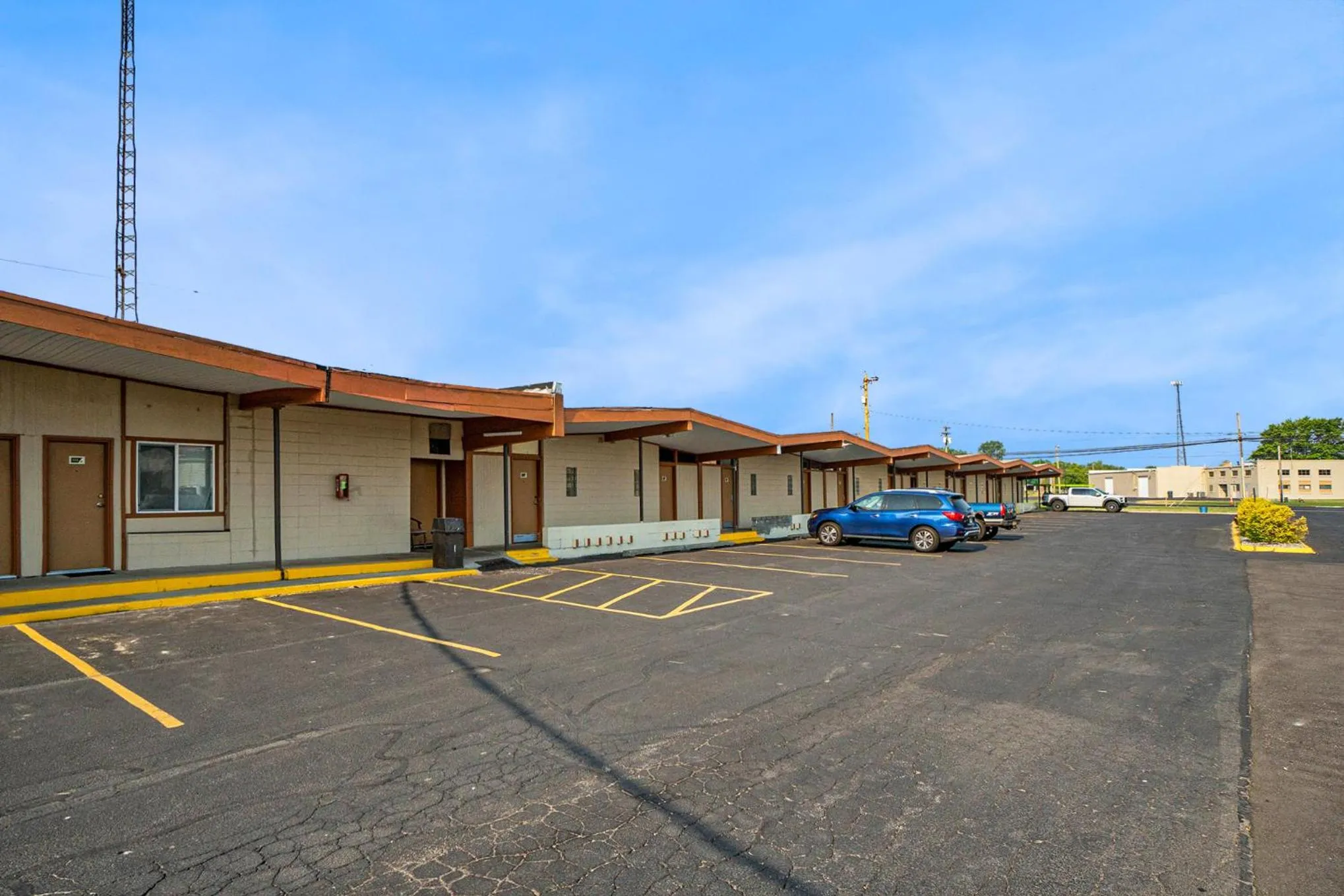 Property building in Great Lakes Inn & Suites
