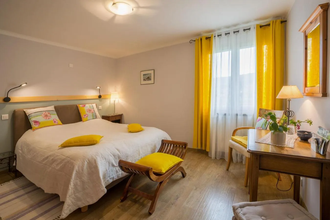 Bed in GITE DE GROUPE 15p, 7 ch, 6 sdb, parc et salle de réception, ou CHAMBRES D'HOTES