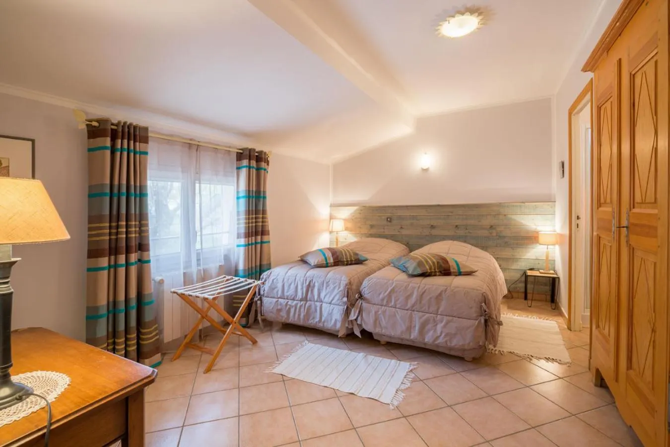 Bed in GITE DE GROUPE 15p, 7 ch, 6 sdb, parc et salle de réception, ou CHAMBRES D'HOTES