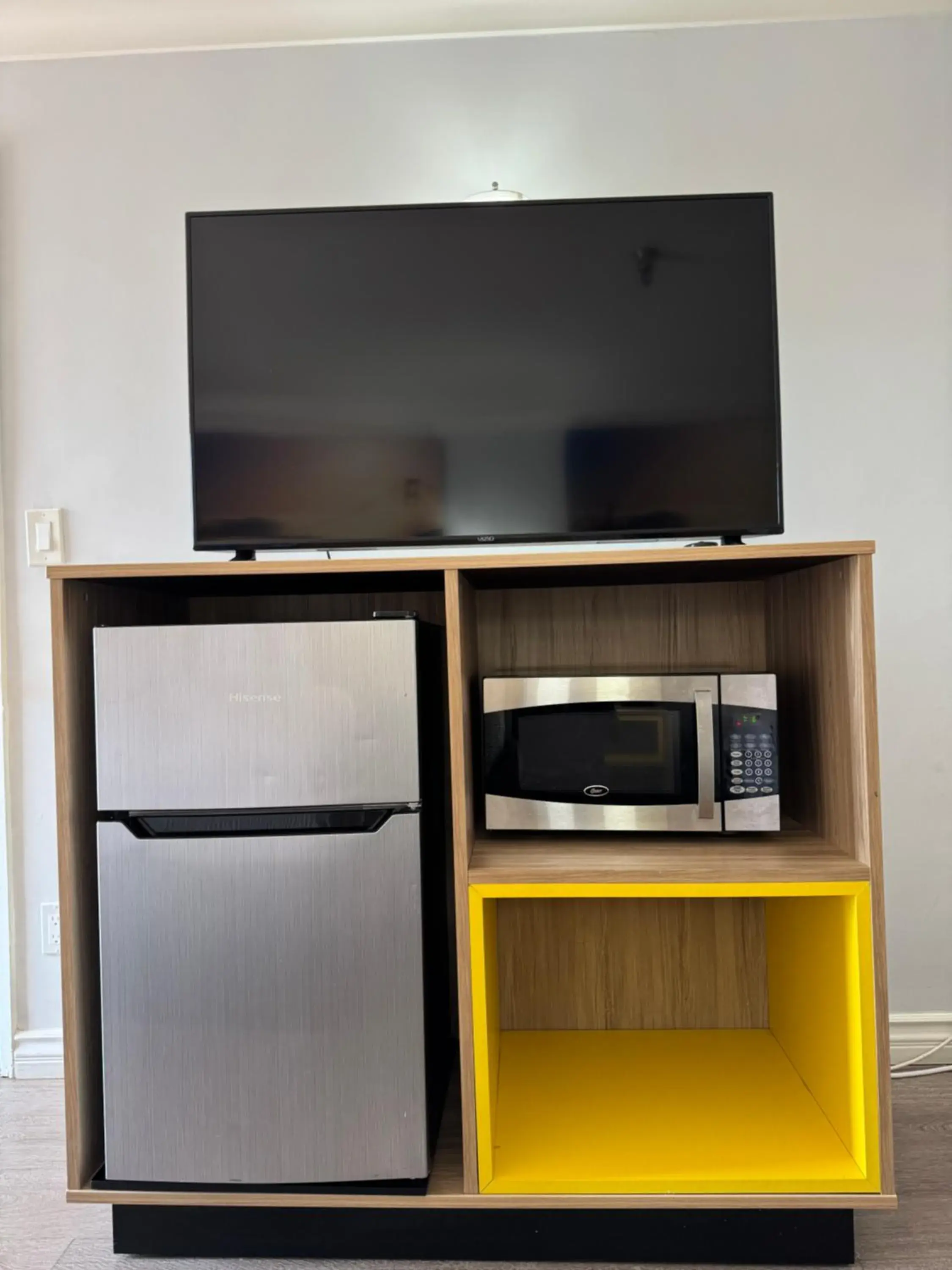 King Room with Refrigerator and Microwave - Non-Smoking in Days Inn by Wyndham Near City Of Hope King Room with Refrigerator and Microwave - Non-Smoking in Days Inn by Wyndham Near City Of Hope