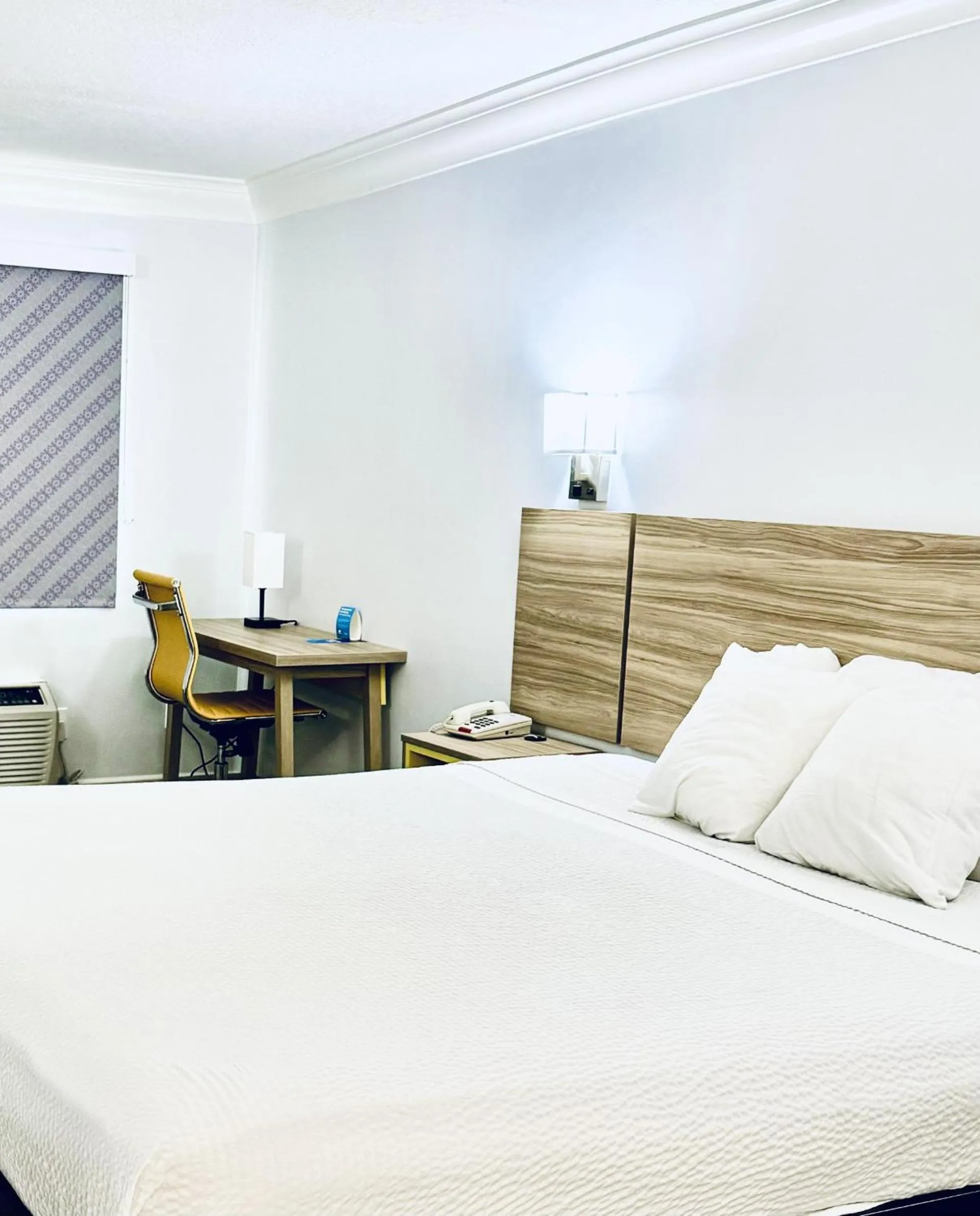 King Room with Mobility/Hearing Impaired Access - Non-Smoking in Days Inn by Wyndham Near City Of Hope