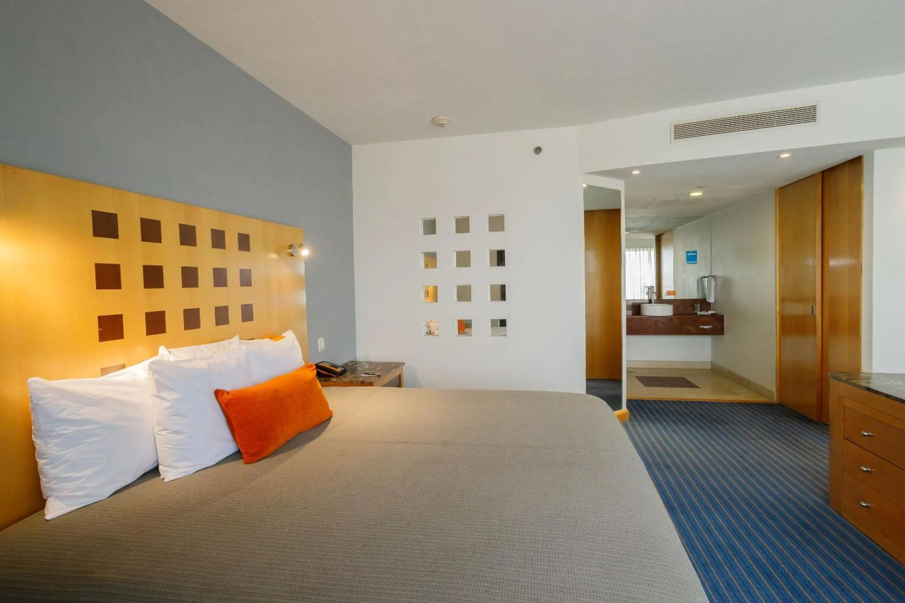 Photo of the whole room in Real Inn Ciudad Juarez by the USA Consulate