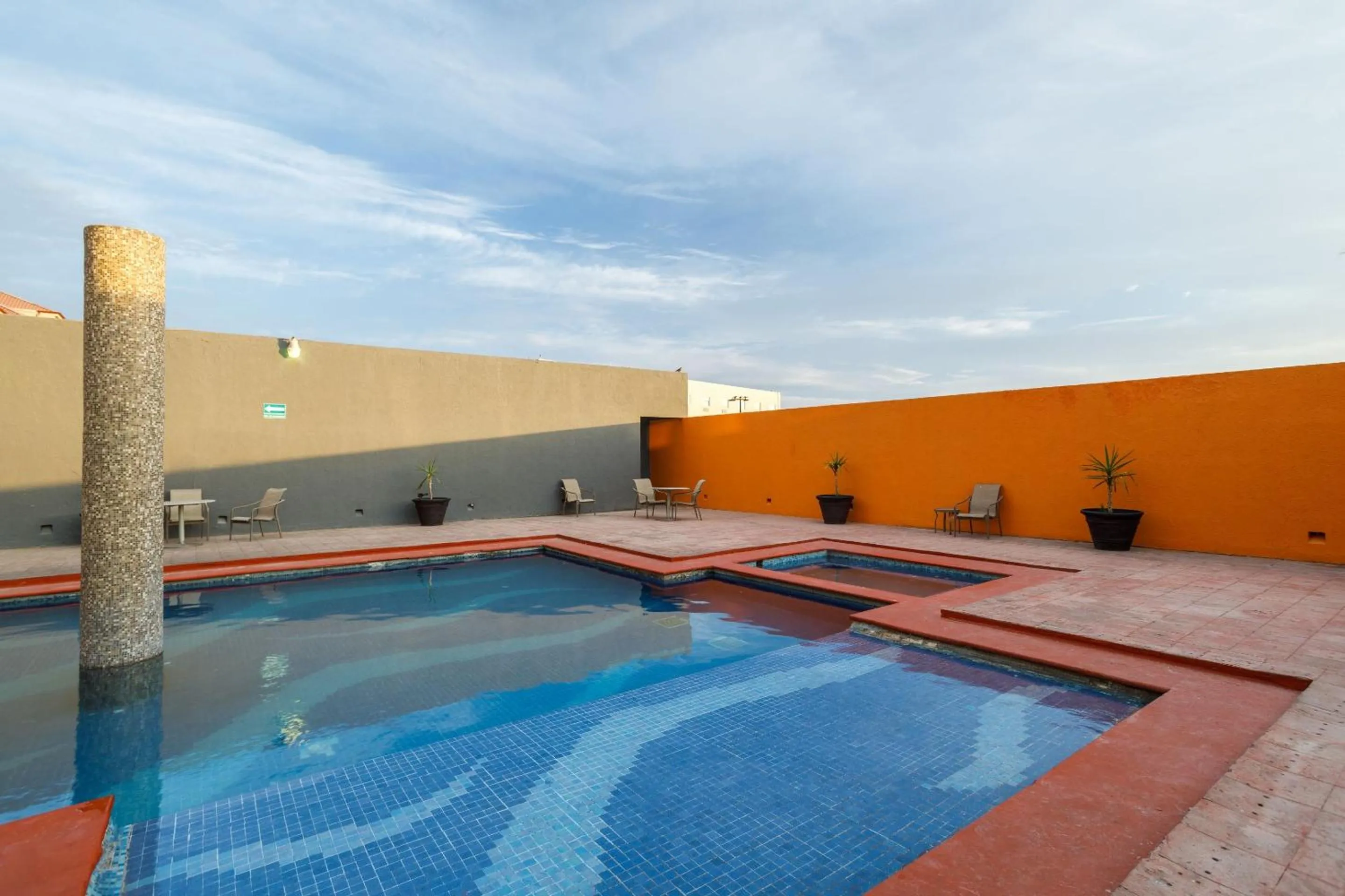 Swimming pool in Real Inn Ciudad Juarez by the USA Consulate