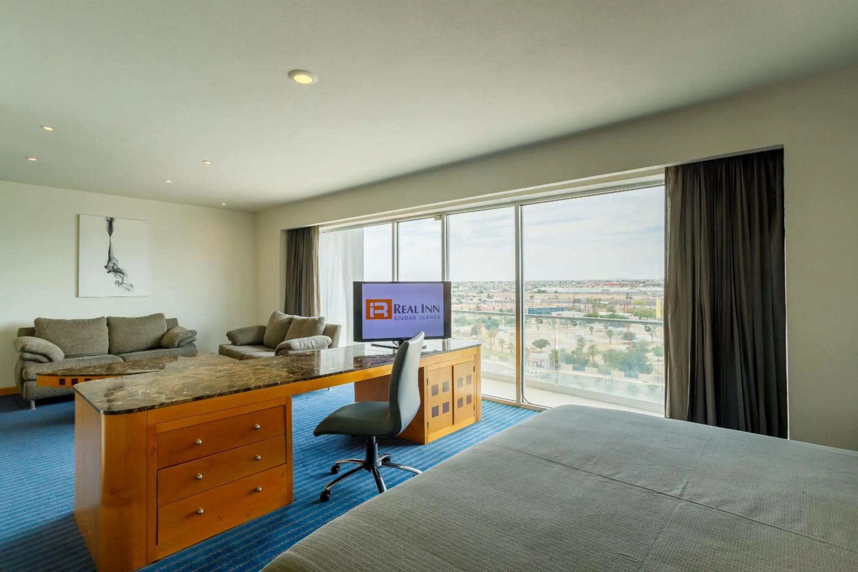 Photo of the whole room in Real Inn Ciudad Juarez by the USA Consulate